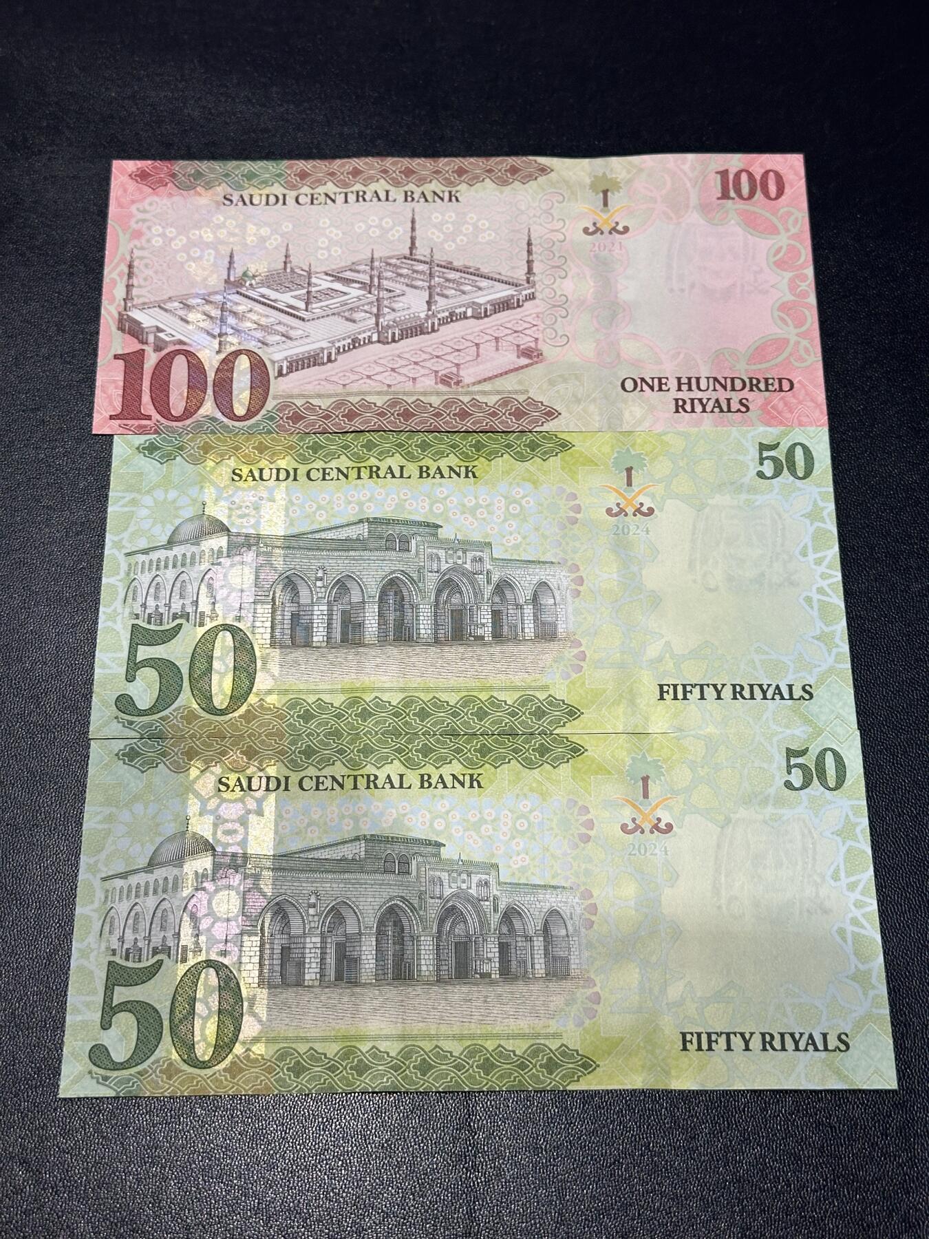 《外钞收藏家》第六百二十六期（精品场）（长期征集拍品、欢迎藏友们联系合作） 萨特阿拉伯50和100第纳尔 三张一起 全新UNC