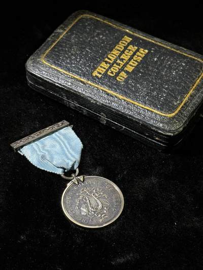 戎马世界章牌大赏第115期 英国西伦敦大学音乐学院钢琴弹奏获奖纪念 章 925银材质，21.3g，实发版：1921年颁发， 带原盒，西伦敦大学音乐学院为英国音乐著名院校，蕾哈娜、碧昂丝、Lady Gaga等著名现代歌手均为该校校友