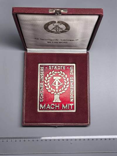 小驴勋章奖章收藏4月11日周六晚六点拍卖（珍爱和平，收藏战争，铭记历史，勿忘国耻，忠党爱国。有偿代拍，送拍规则在简介最后，参拍须阅读规则后再参拍，关系到运费包装发货时效真假辨别等关键信息，拍卖时不再发原图，看大图店主微信码在拍卖店铺介绍里） - 东德建设美丽城市奖牌带盒