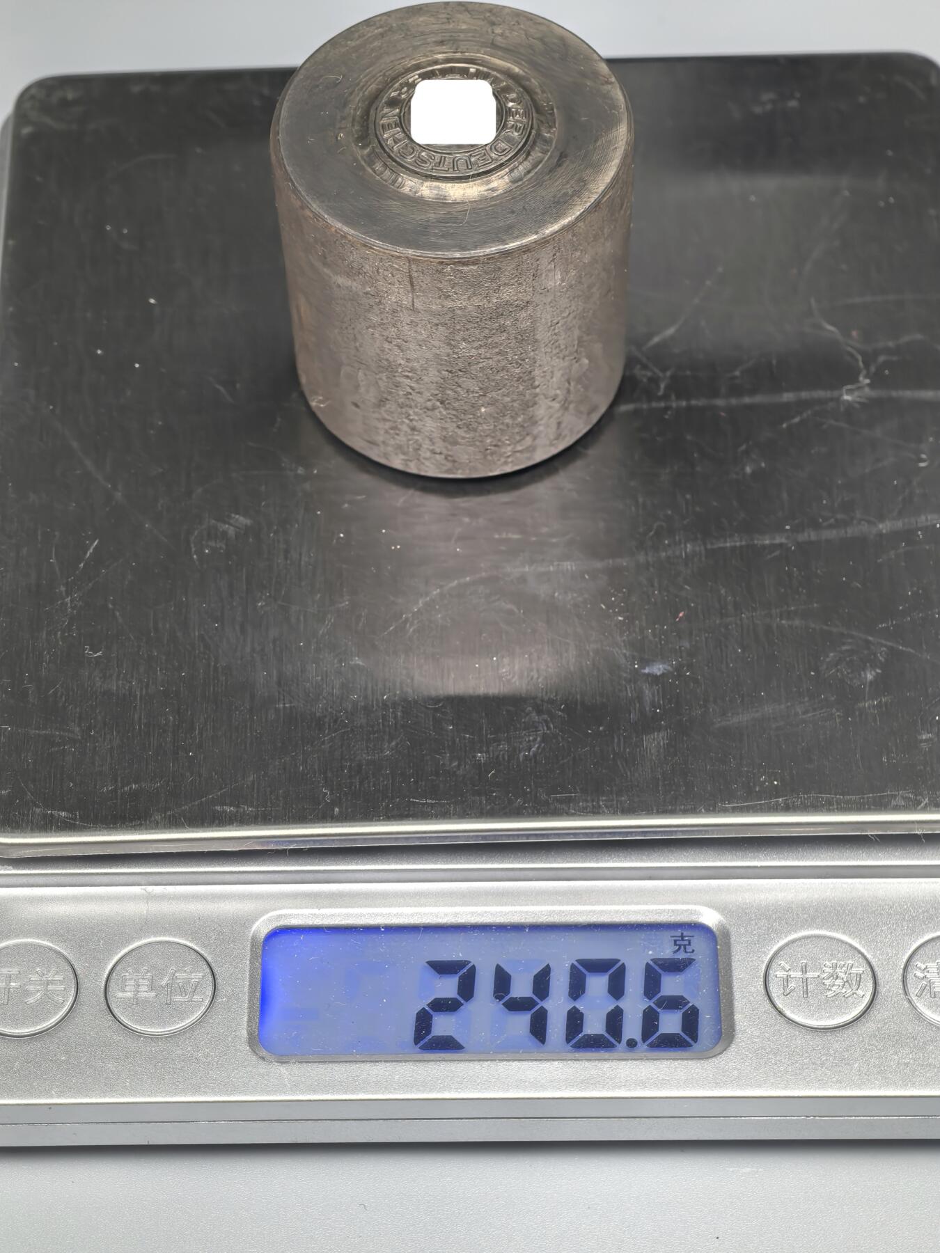 小驴勋章奖章收藏4月11日周六晚六点拍卖（珍爱和平，收藏战争，铭记历史，勿忘国耻，忠党爱国。有偿代拍，送拍规则在简介最后，参拍须阅读规则后再参拍，关系到运费包装发货时效真假辨别等关键信息，拍卖时不再发原图，看大图店主微信码在拍卖店铺介绍里） 得三德意志母亲十字勋章中间珐琅位置的原模模具，半斤重