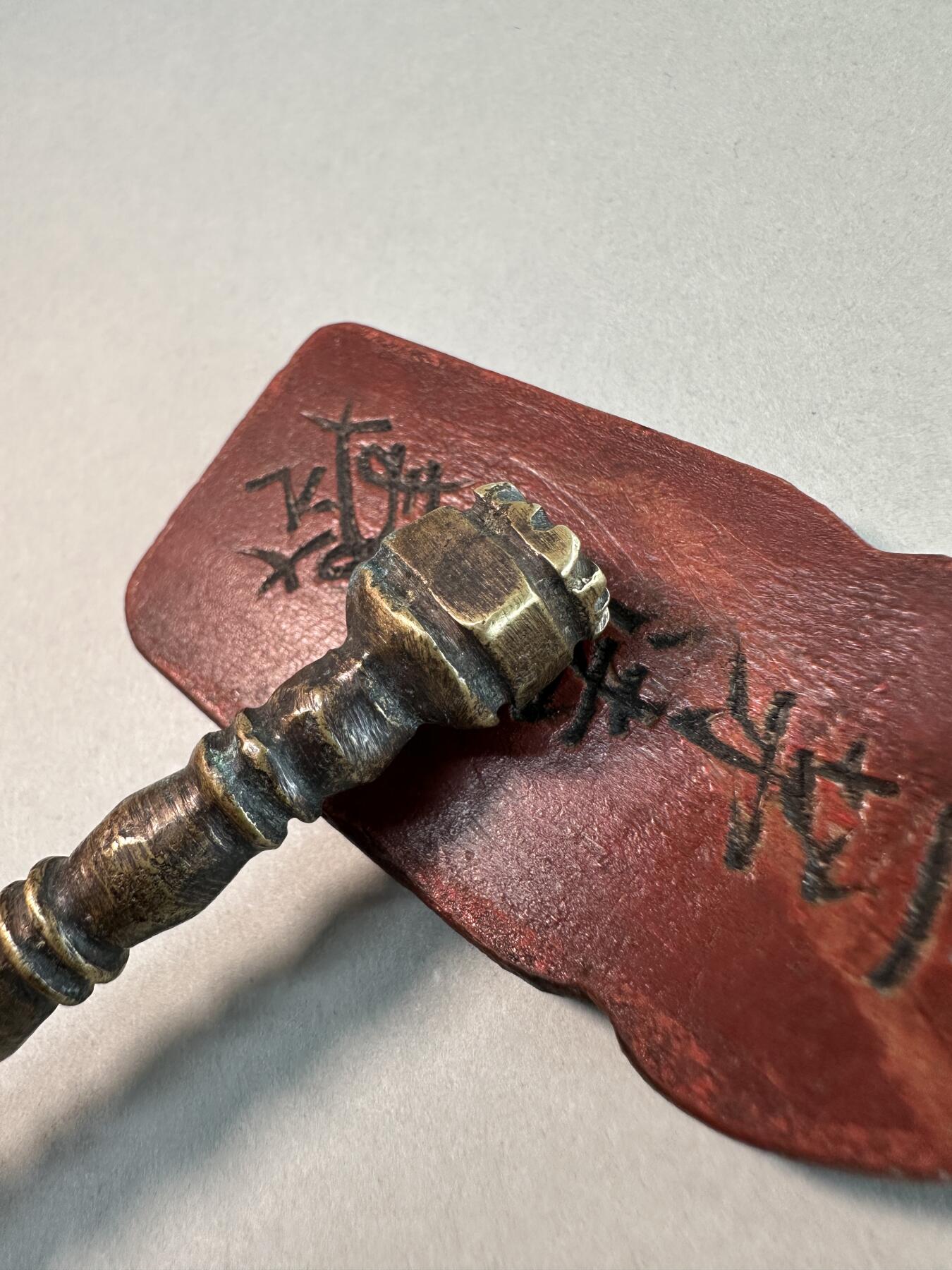 民国老黄铜錾花竹节柄花鸟纹小铜锤 传世良美品 民俗文玩雅器