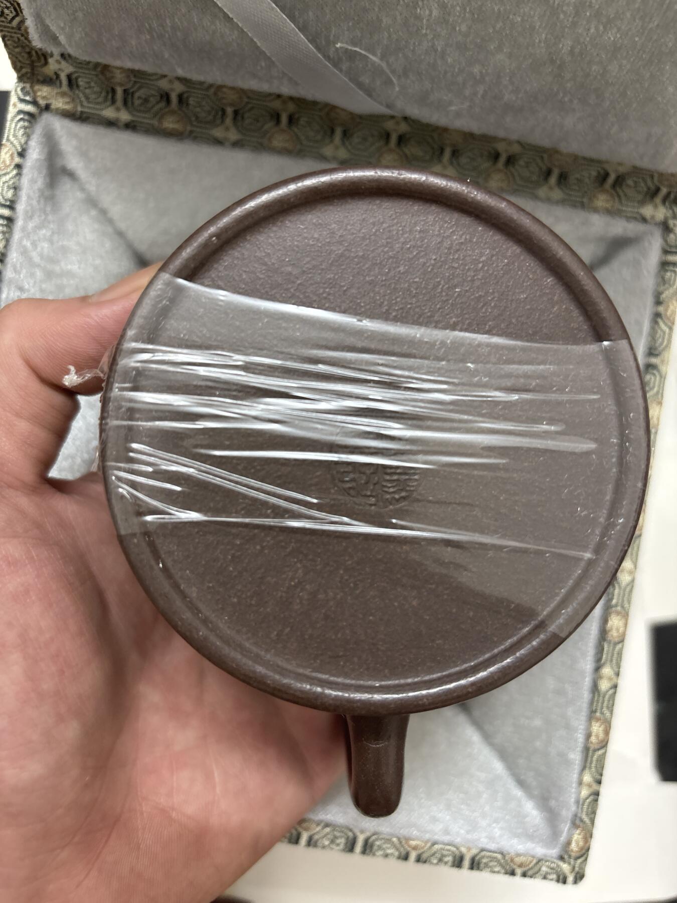 文馨钱币收藏第 299 场，长期接代拍业务 高档邵美华大师紫砂壶带收藏证书，签名，原袋礼盒包装一个，收藏价值和用途都很有意义，上次那个拍的确实大漏