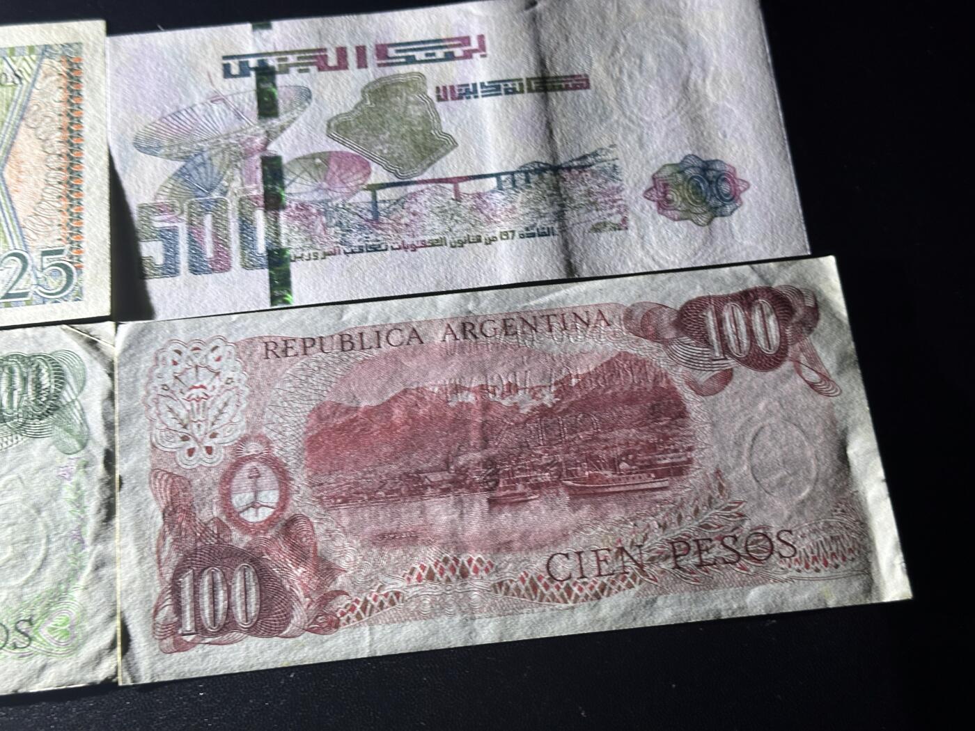 《外钞收藏家》第六百二十六期（精品场）（长期征集拍品、欢迎藏友们联系合作） 印尼、阿根廷、阿尔及利亚 4张一起 有新有旧 品相如图