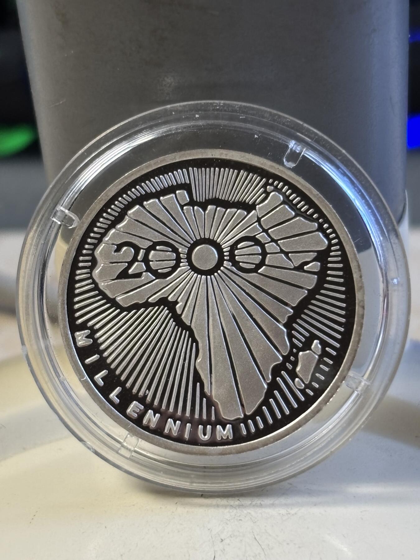 第197期拍卖 乍得2000年千禧年系列非洲地图精制纪念银币，999银，12克