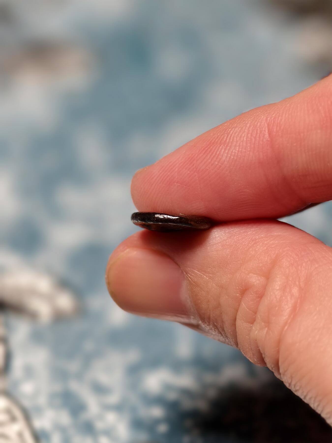 抚柳草堂-第二十四期章牌钱币  奖章勋章 满百包邮 放漏专场 三佛齐王国末期至满者伯夷王国早期打制小银币 1.2g重 正面有檀香花徽记，背面爪哇岛文，面值1 Unit或称Masa