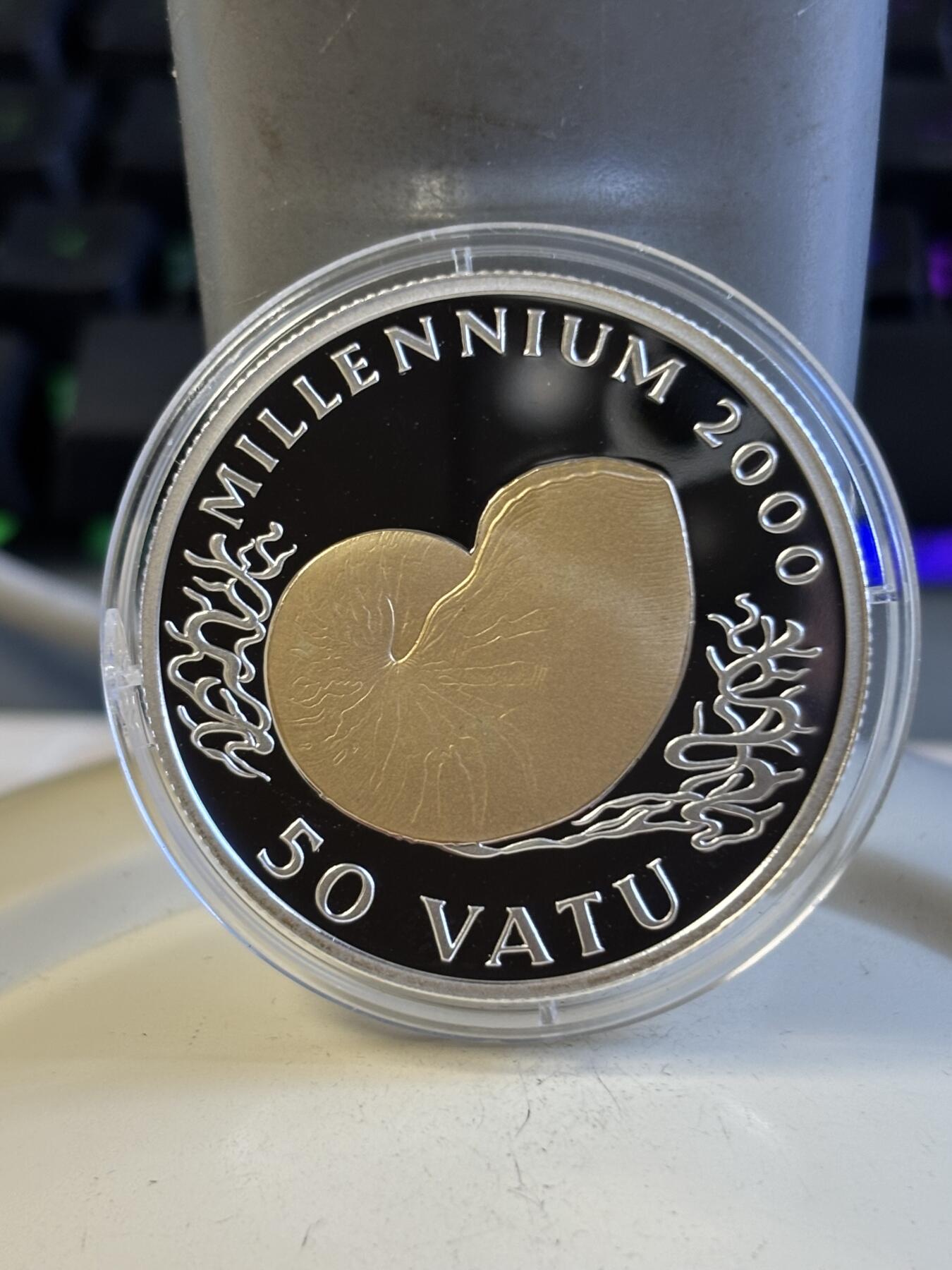 第197期拍卖 瓦努阿图2000年千禧年镀金纪念银币，1盎司925银镀金，塑料盒有破