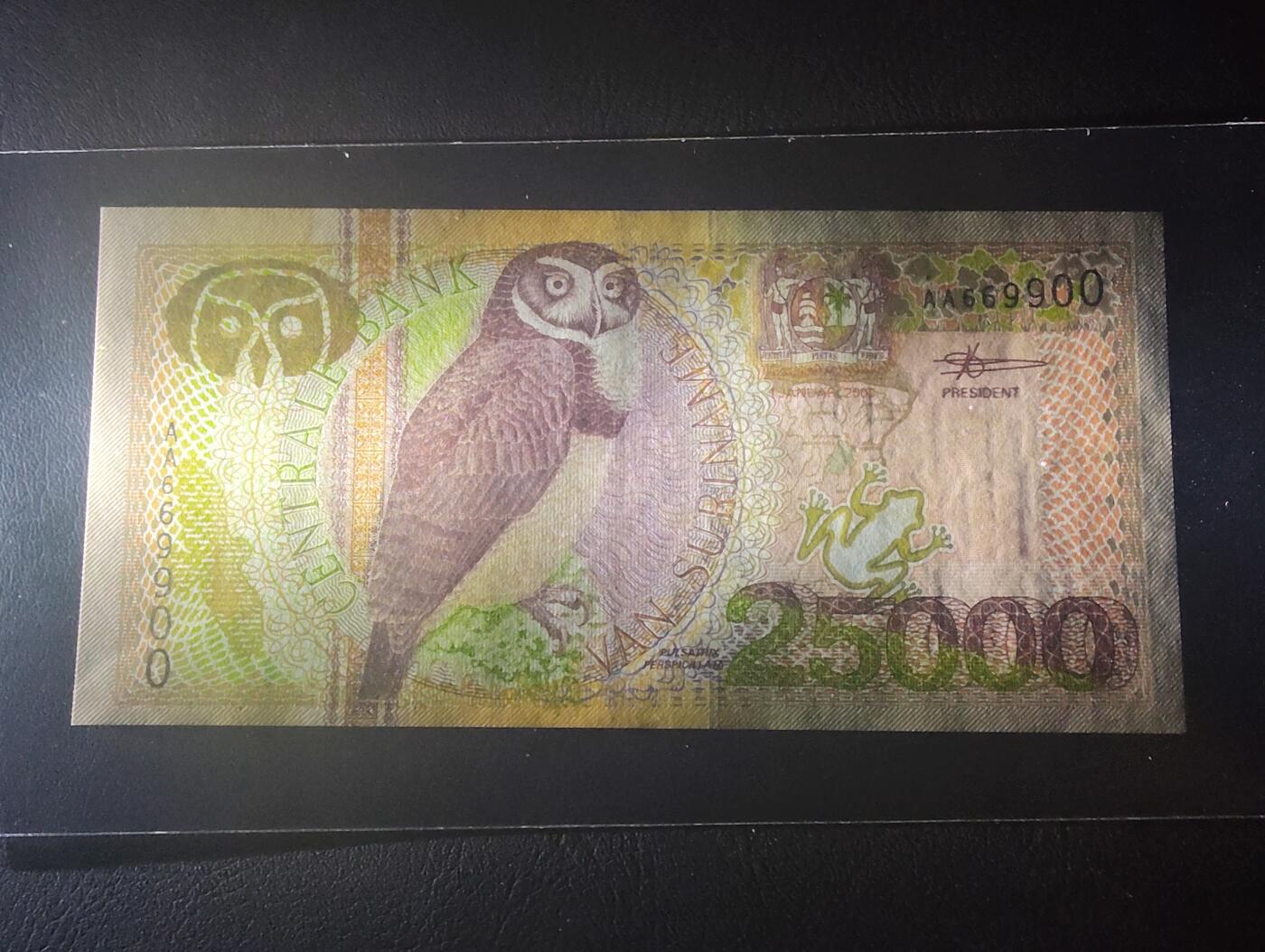 2026四月第二期，总第223期 苏里南2000版25000盾UNC首冠AA倒置号无47，作为此版本最大面值，改版时被回收较为彻底而难得一见，正面是一只夜枭而背面是在猪笼草掩映下的总统府，是苏里南钞票上最有名的品种之一