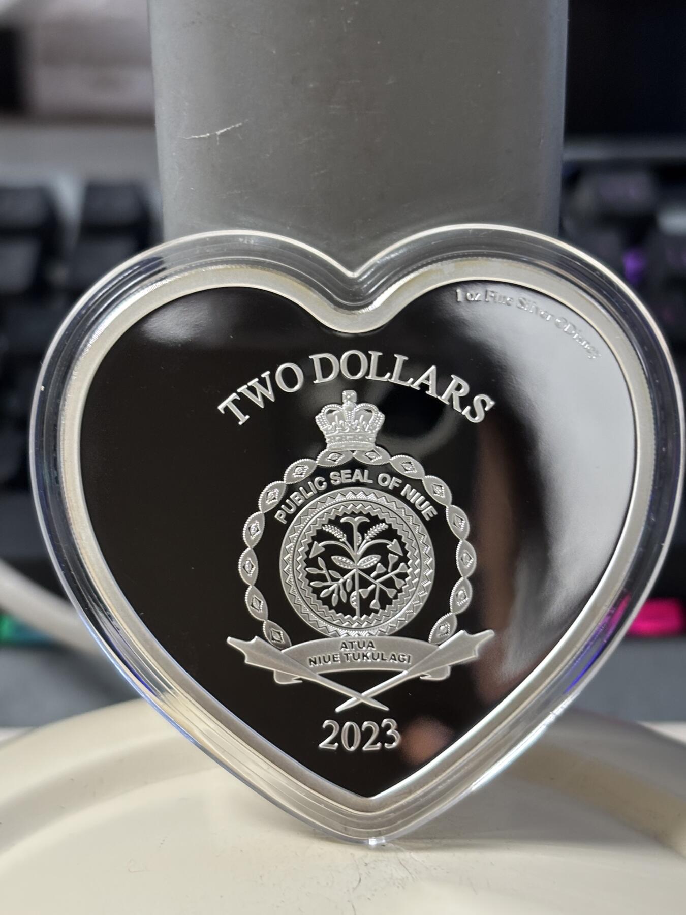 第197期拍卖 纽埃2023年迪斯尼爱情系列米奇和米妮心形彩色1盎司纪念银币，999银。发行3000枚