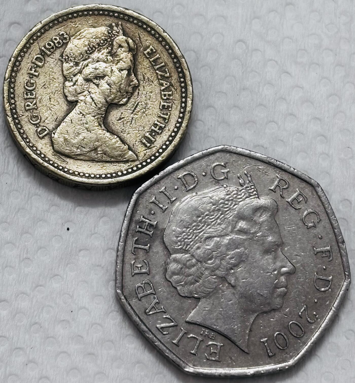 文馨钱币收藏第 299 场，长期接代拍业务 老版英国 1 英镑 50 便士 2 枚