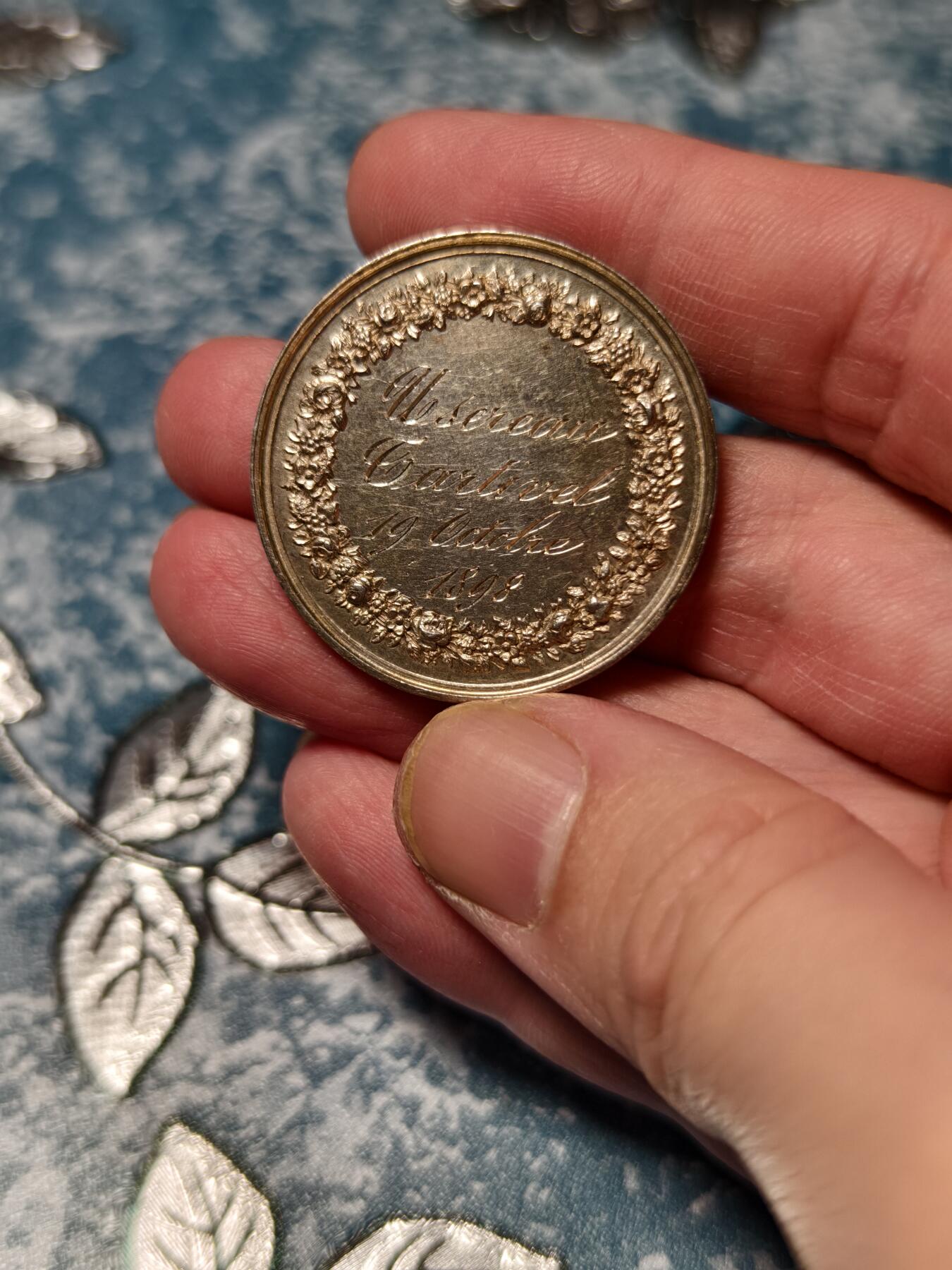 抚柳草堂-第二十四期章牌钱币  奖章勋章 满百包邮 放漏专场 1898法国婚姻与爱情纪念银章 950银 34.3mm 18.6克 油灯边铭 著名章牌雕刻师Jean-Pierre Montagny作品 品相非常好 底板丝滑 