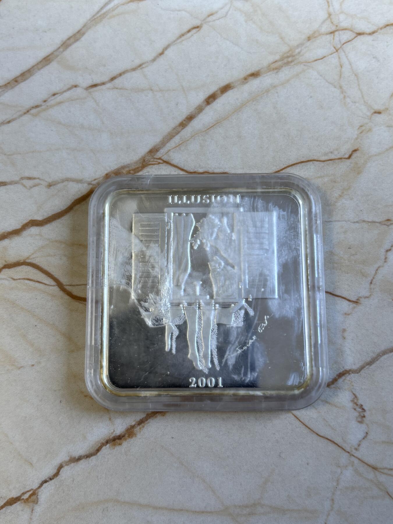 第197期拍卖 赞比亚2001年抽象画橱窗里的猫方型精制纪念银币，50克，999银，发行5000枚，塑料盒有瑕疵，币有氧化