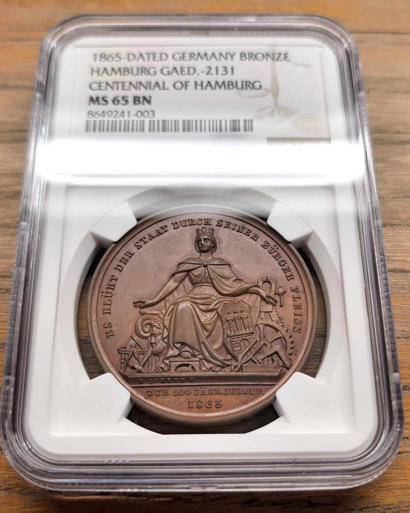 凡希社世界钱币微拍第三百二十二期 1865德国汉堡艺术与手工业促进会百年纪念铜章NGC-MS64，铜光温润，高浮雕细节一流，章牌名家loos作品，章面为象征汉堡的拟人化女性形象，环绕文字：ES BLÜHT DER STAAT DURCH SEINER BÜRGER FLEISS，意为“国家因公民的勤奋而繁荣”。