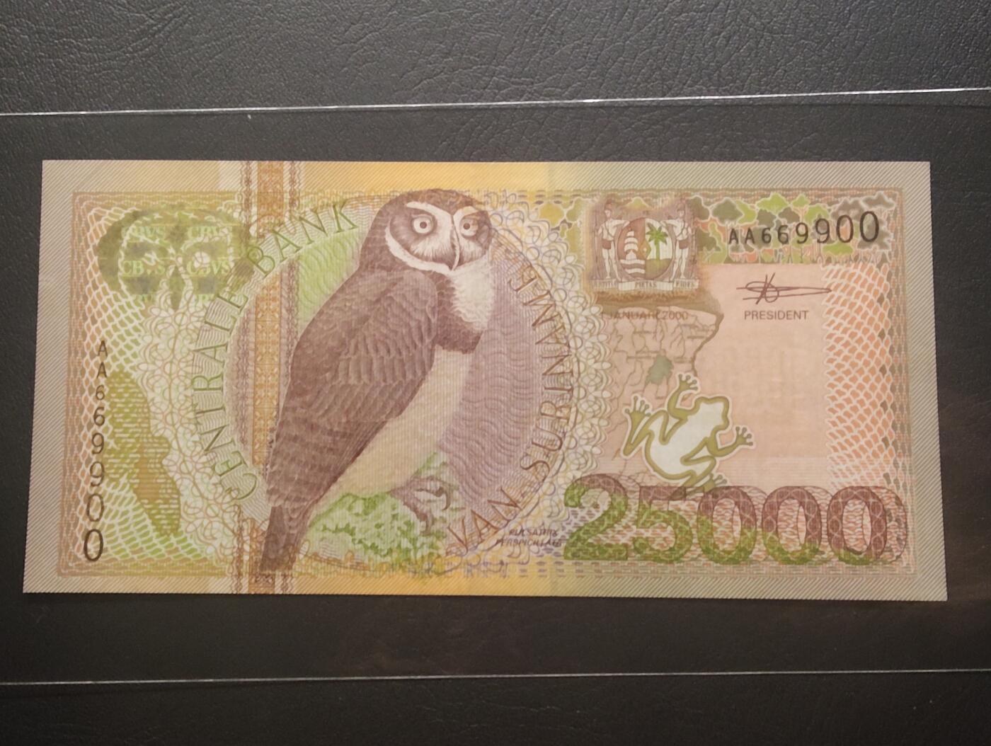 2026四月第二期，总第223期 苏里南2000版25000盾UNC首冠AA倒置号无47，作为此版本最大面值，改版时被回收较为彻底而难得一见，正面是一只夜枭而背面是在猪笼草掩映下的总统府，是苏里南钞票上最有名的品种之一