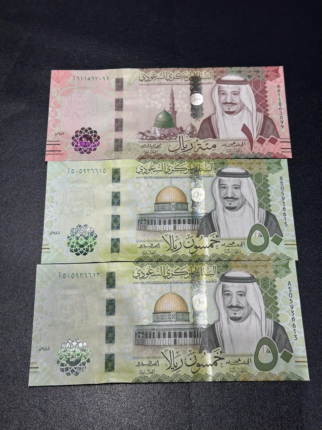 《外钞收藏家》第六百二十六期（精品场）（长期征集拍品、欢迎藏友们联系合作） 萨特阿拉伯50和100第纳尔 三张一起 全新UNC