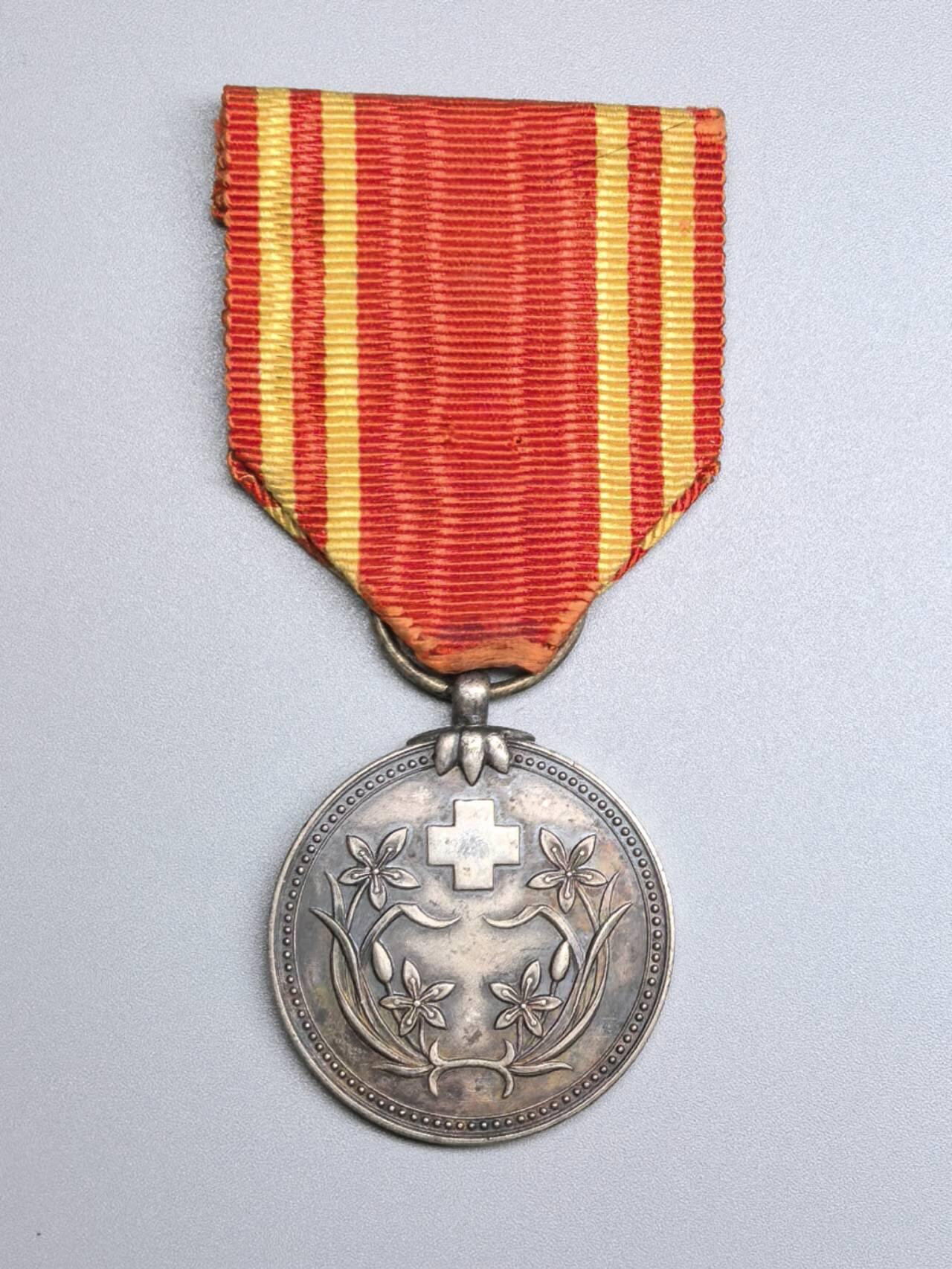 小驴勋章奖章收藏4月11日周六晚六点拍卖（珍爱和平，收藏战争，铭记历史，勿忘国耻，忠党爱国。有偿代拍，送拍规则在简介最后，参拍须阅读规则后再参拍，关系到运费包装发货时效真假辨别等关键信息，拍卖时不再发原图，看大图店主微信码在拍卖店铺介绍里）