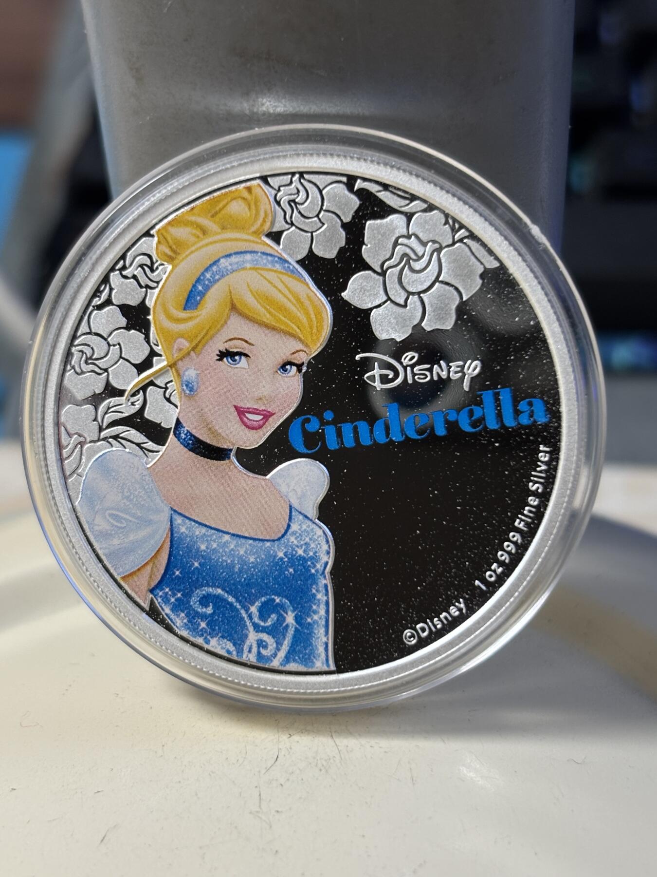 第197期拍卖 纽埃2015年迪士尼系列首枚灰姑娘公主彩色1盎司纪念银币，999银，发行10000枚