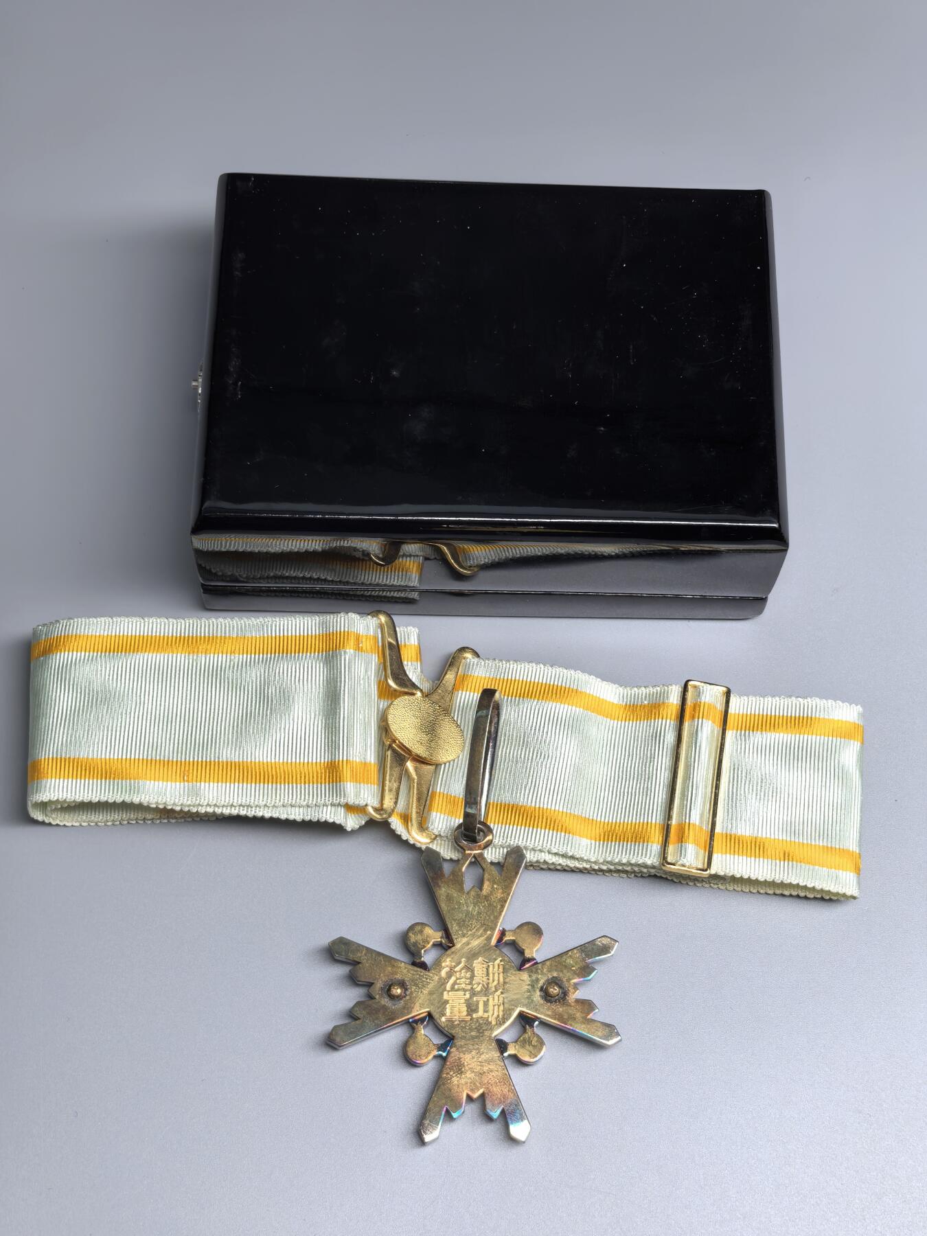 小驴勋章奖章收藏4月11日周六晚六点拍卖（珍爱和平，收藏战争，铭记历史，勿忘国耻，忠党爱国。有偿代拍，送拍规则在简介最后，参拍须阅读规则后再参拍，关系到运费包装发货时效真假辨别等关键信息，拍卖时不再发原图，看大图店主微信码在拍卖店铺介绍里） 勋三等瑞宝章带大漆盒，银质七宝烧