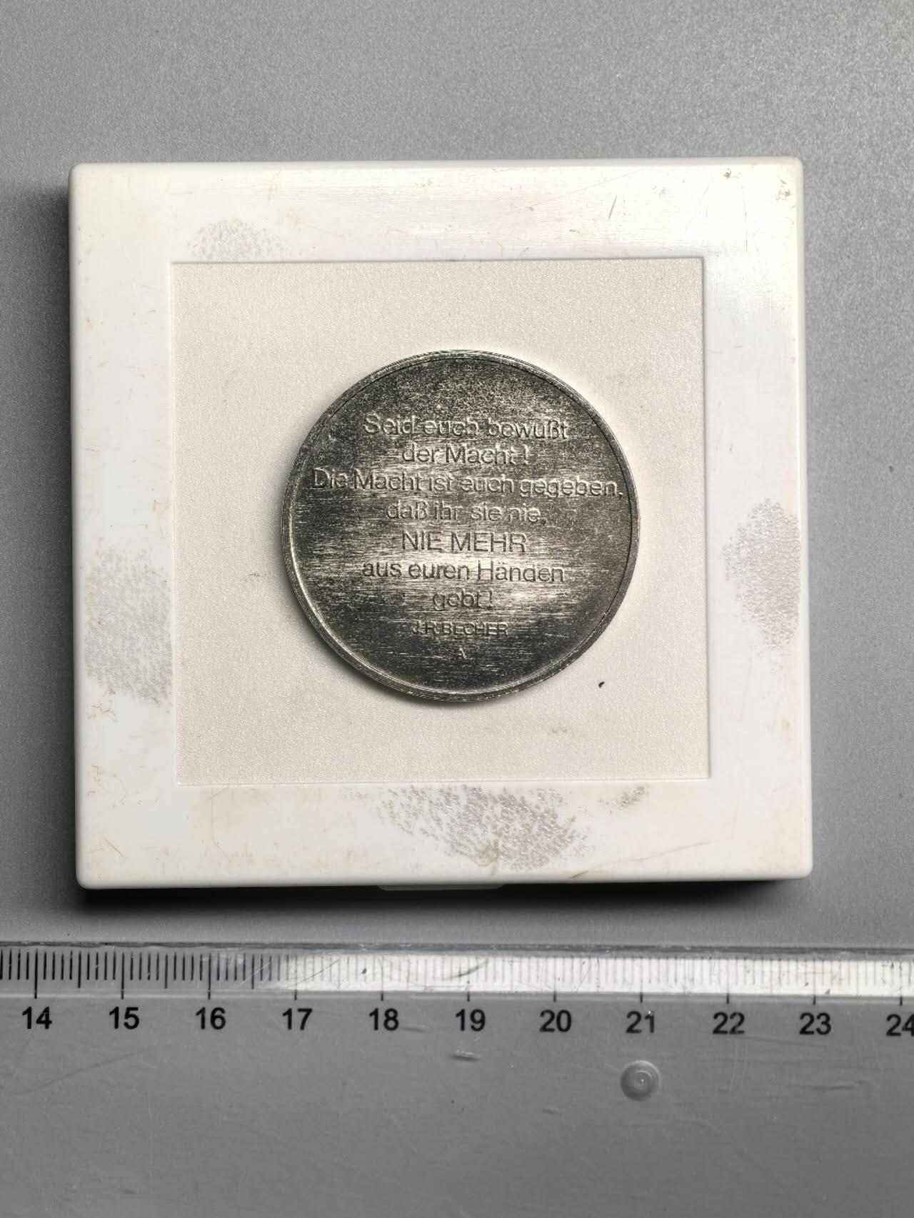 小驴勋章奖章收藏4月11日周六晚六点拍卖（珍爱和平，收藏战争，铭记历史，勿忘国耻，忠党爱国。有偿代拍，送拍规则在简介最后，参拍须阅读规则后再参拍，关系到运费包装发货时效真假辨别等关键信息，拍卖时不再发原图，看大图店主微信码在拍卖店铺介绍里）