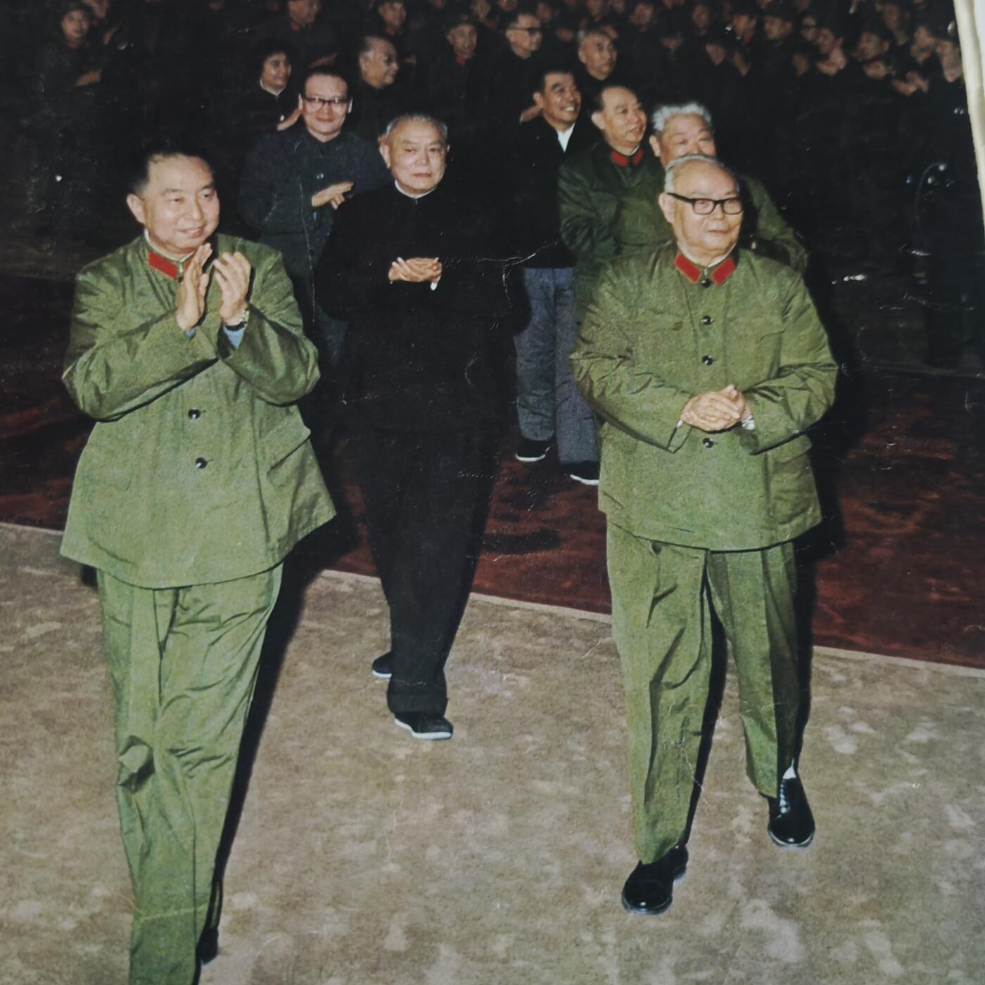 4月11日结束，成斌徽章钱币专场 解放军画报 1977年华国锋主席版