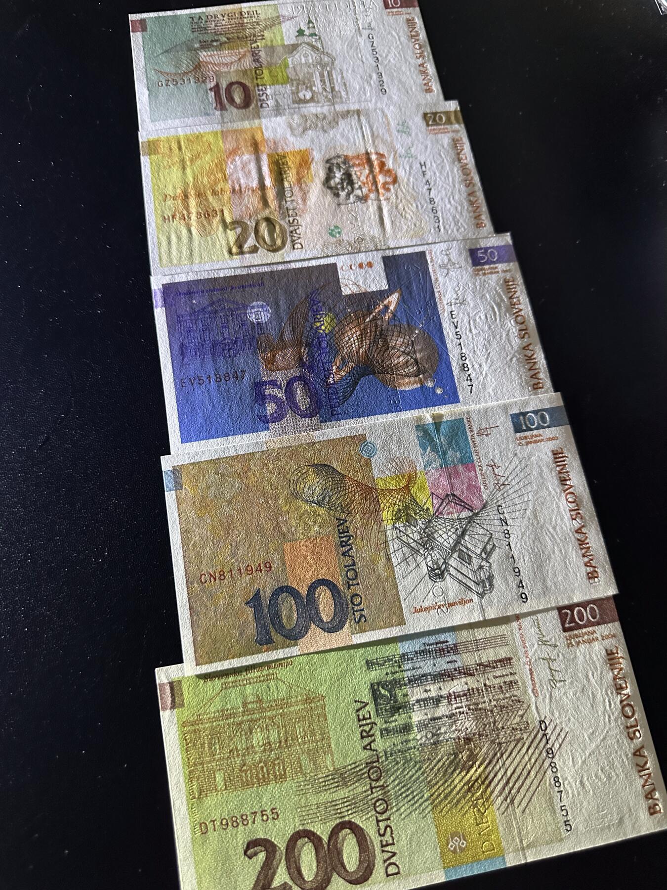 《外钞收藏家》第六百二十六期（精品场）（长期征集拍品、欢迎藏友们联系合作） 斯洛文尼亚1992-2004年10/20/50/100/200托拉尔5张（200是音乐题材纸币）	UNC