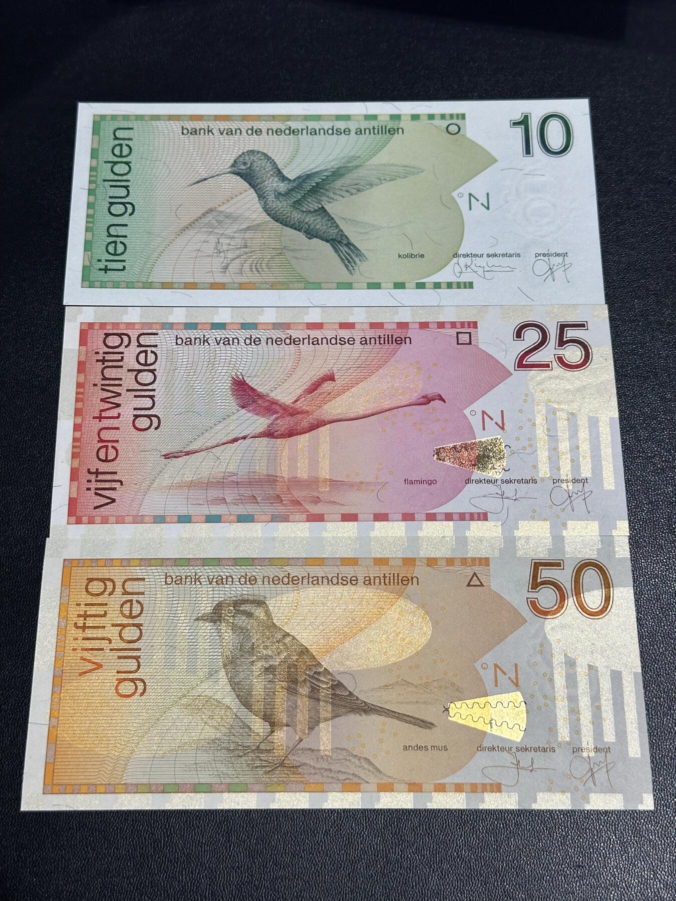 《外钞收藏家》第六百二十六期（精品场）（长期征集拍品、欢迎藏友们联系合作） 荷属安第列斯上一版本10/25/50盾三张一套（精美鸟版系列纸币）UNC