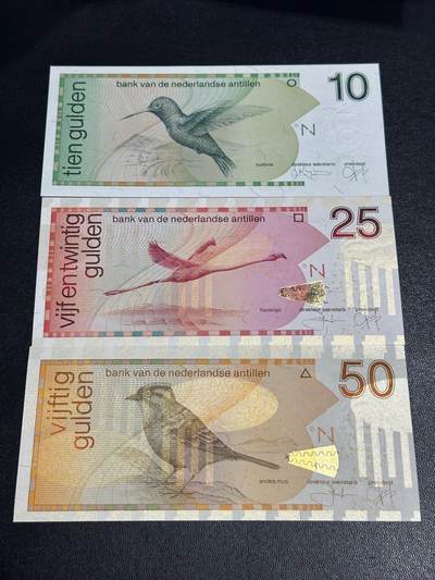 《外钞收藏家》第六百二十六期（精品场）（长期征集拍品、欢迎藏友们联系合作） - 荷属安第列斯上一版本10/25/50盾三张一套（精美鸟版系列纸币）UNC