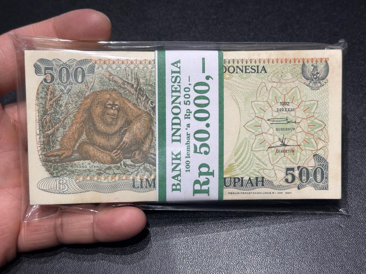 《外钞收藏家》第六百二十六期（精品场）（长期征集拍品、欢迎藏友们联系合作） 印度尼西亚1992年500卢比一刀百连（珍惜动物红毛猩猩，含豹子号） 前后一些有黄斑 中间还好