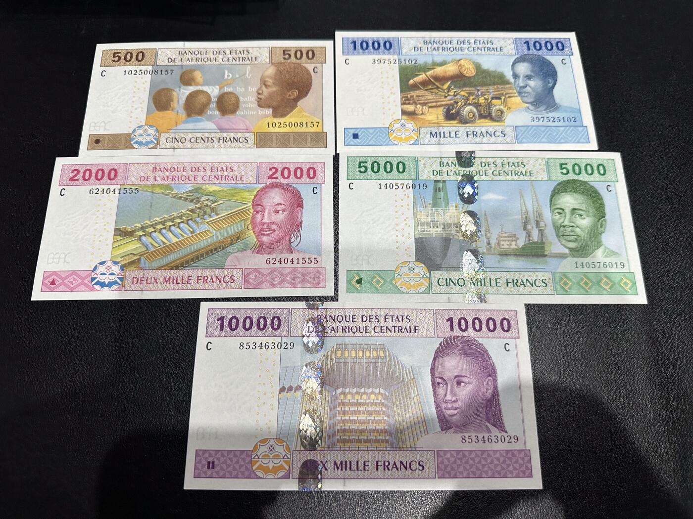 《外钞收藏家》第六百二十六期（精品场）（长期征集拍品、欢迎藏友们联系合作） 中非共同体2002年5张1套（500-1万法郎C字母乍得少见，其中2000是555豹子号）	UNC