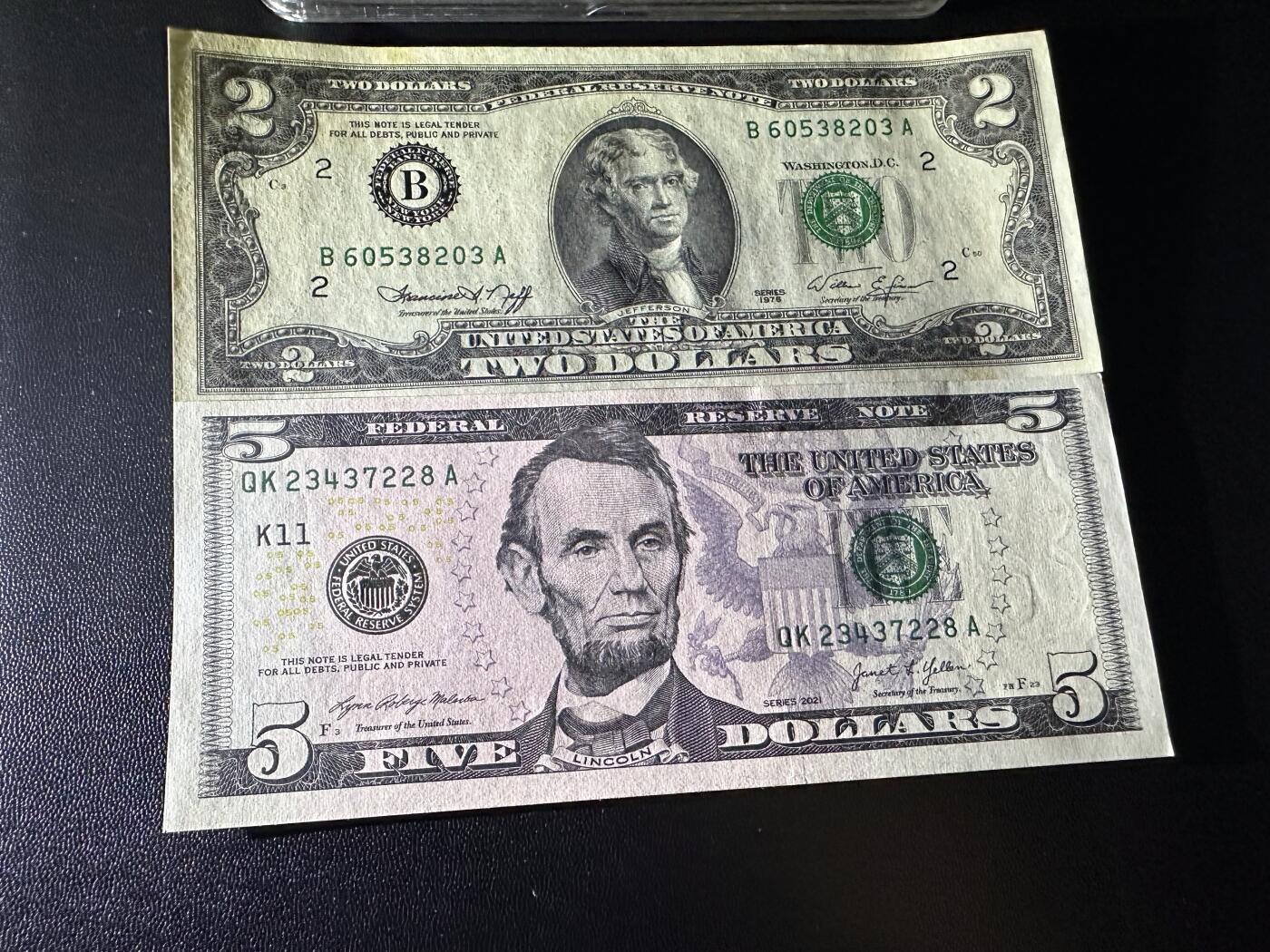 《外钞收藏家》第六百二十六期（精品场）（长期征集拍品、欢迎藏友们联系合作） 2026年生肖纪念钞币一对+2美元（有黄潮斑）+5美元全新一起