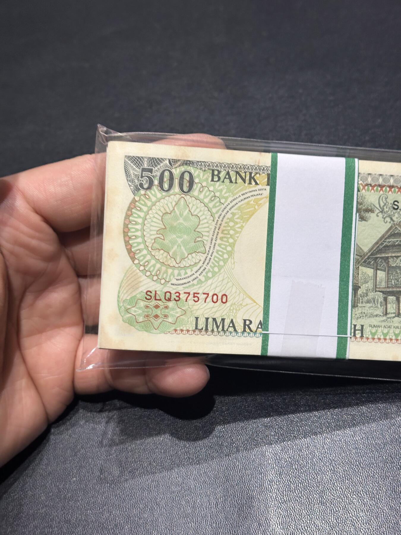 《外钞收藏家》第六百二十六期（精品场）（长期征集拍品、欢迎藏友们联系合作） 印度尼西亚1992年500卢比一刀百连（珍惜动物红毛猩猩，含豹子号） 前后一些有黄斑 中间还好