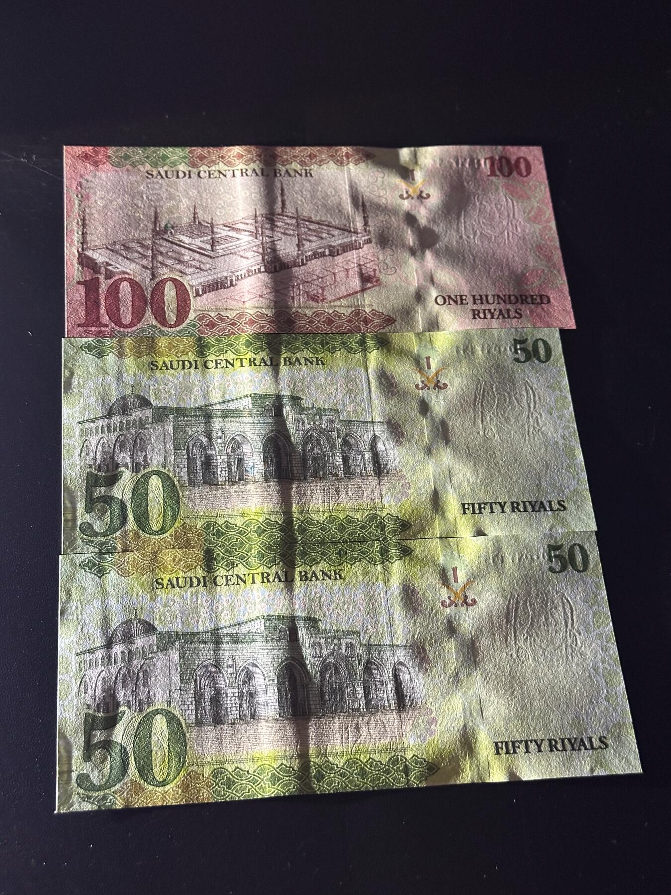 《外钞收藏家》第六百二十六期（精品场）（长期征集拍品、欢迎藏友们联系合作） 萨特阿拉伯50和100第纳尔 三张一起 全新UNC