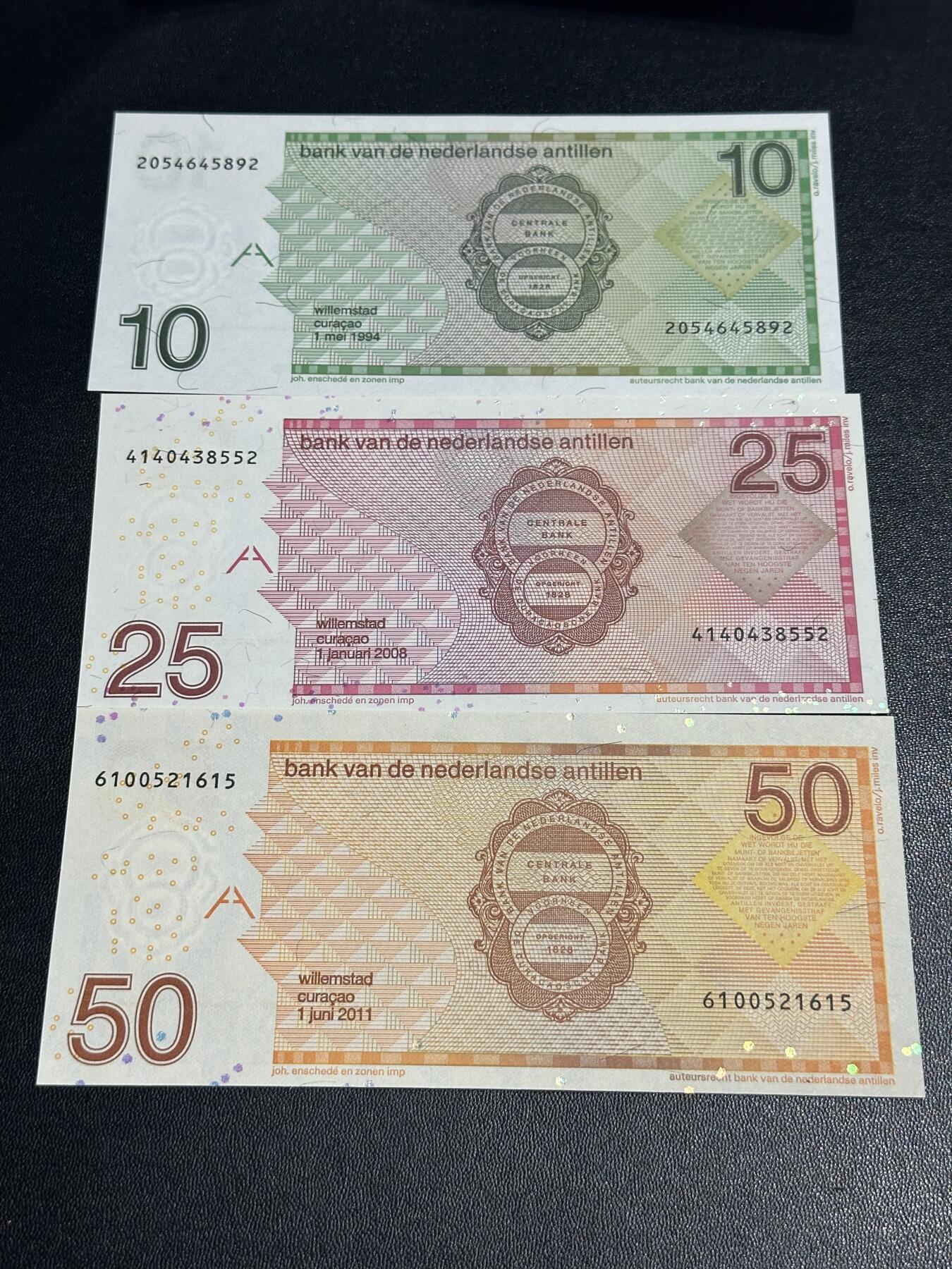 《外钞收藏家》第六百二十六期（精品场）（长期征集拍品、欢迎藏友们联系合作） 荷属安第列斯上一版本10/25/50盾三张一套（精美鸟版系列纸币）UNC