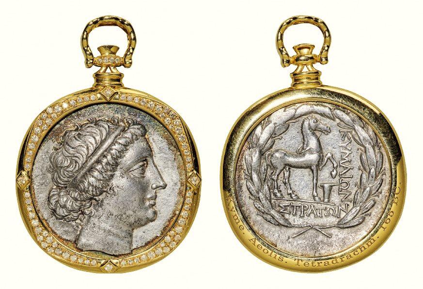 中贸圣佳2026四季・迎春拍卖会 六盈堂藏泉 钱币 证章 卡牌专场 古希腊库米城亚马逊女战士和马四德拉克马大银币镶嵌18K金钻石吊坠 长33mm