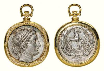 中贸圣佳2026四季・迎春拍卖会 六盈堂藏泉 钱币 证章 卡牌专场 - 古希腊库米城亚马逊女战士和马四德拉克马大银币镶嵌18K金钻石吊坠 长33mm