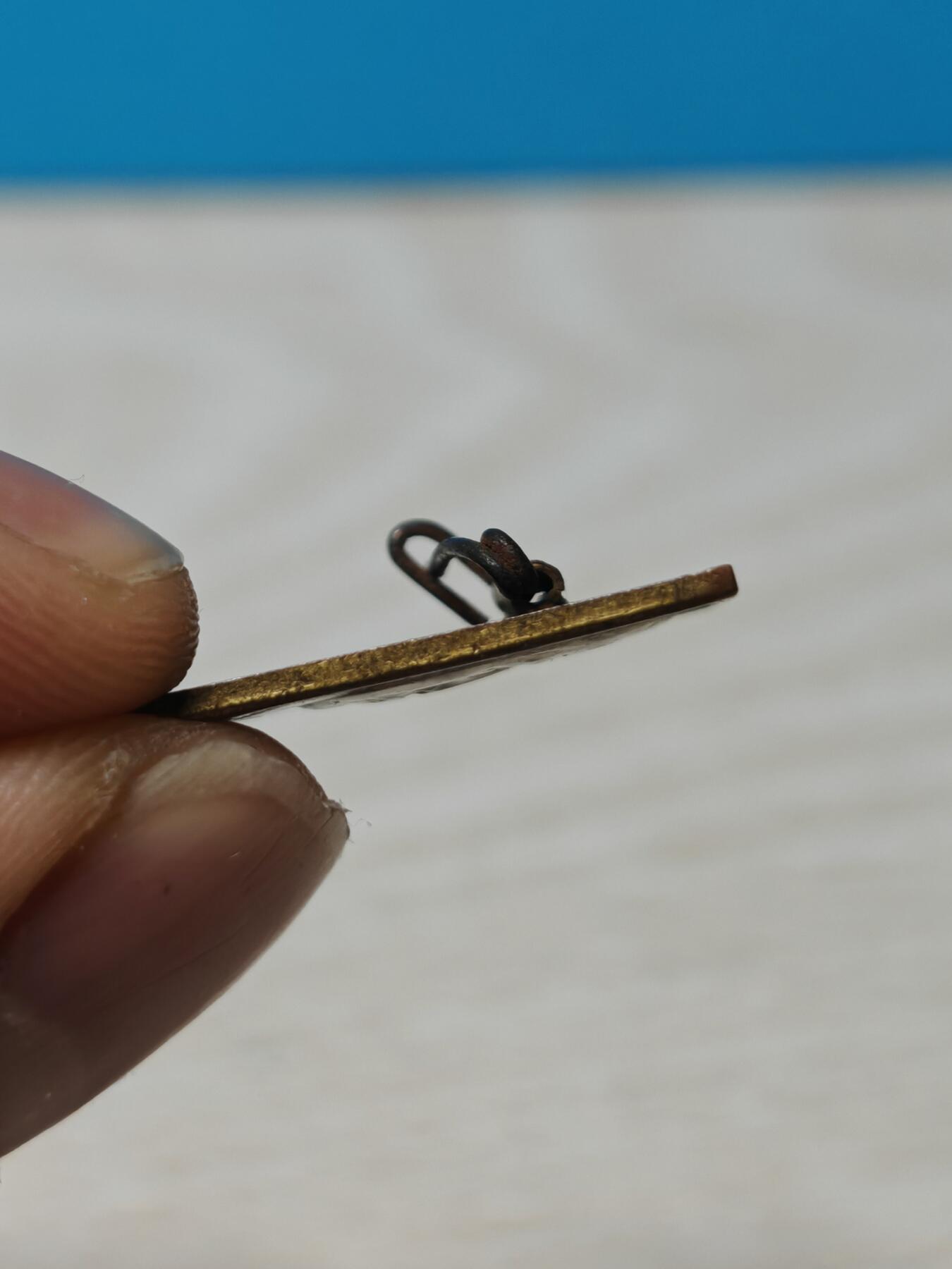 1956年纪念孙中山先生诞辰90周年铜鎏金纪念章徽章，黄铜鎏金材质，人物肖像錾刻立体清晰，背面有铭文。长2.5厘米，宽1.8厘米