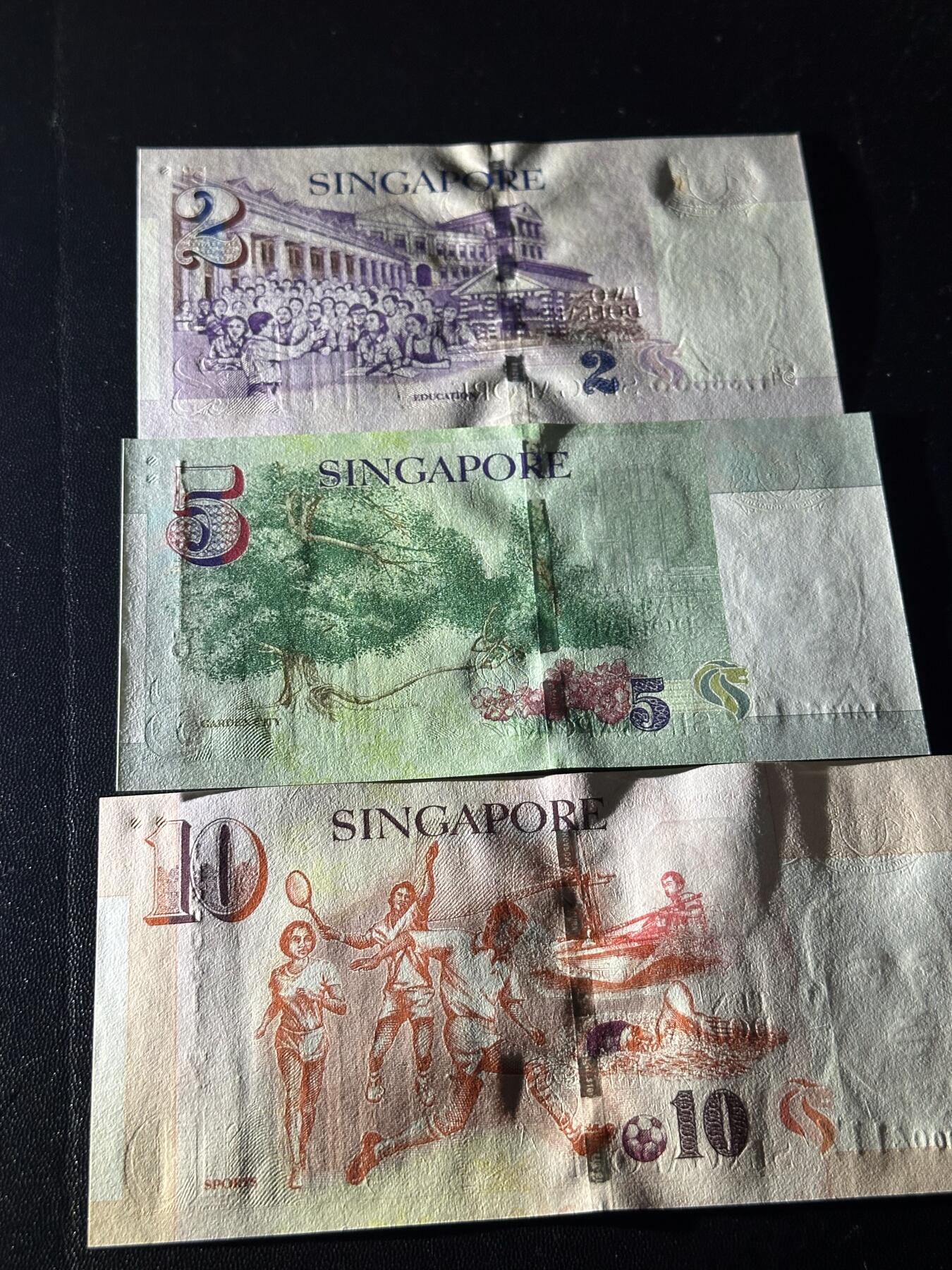 《外钞收藏家》第六百二十六期（精品场）（长期征集拍品、欢迎藏友们联系合作） 新加坡2（2000千禧年纪念钞）+5+10元三张纸钞版	UNC  2元有黄点 其他有潮