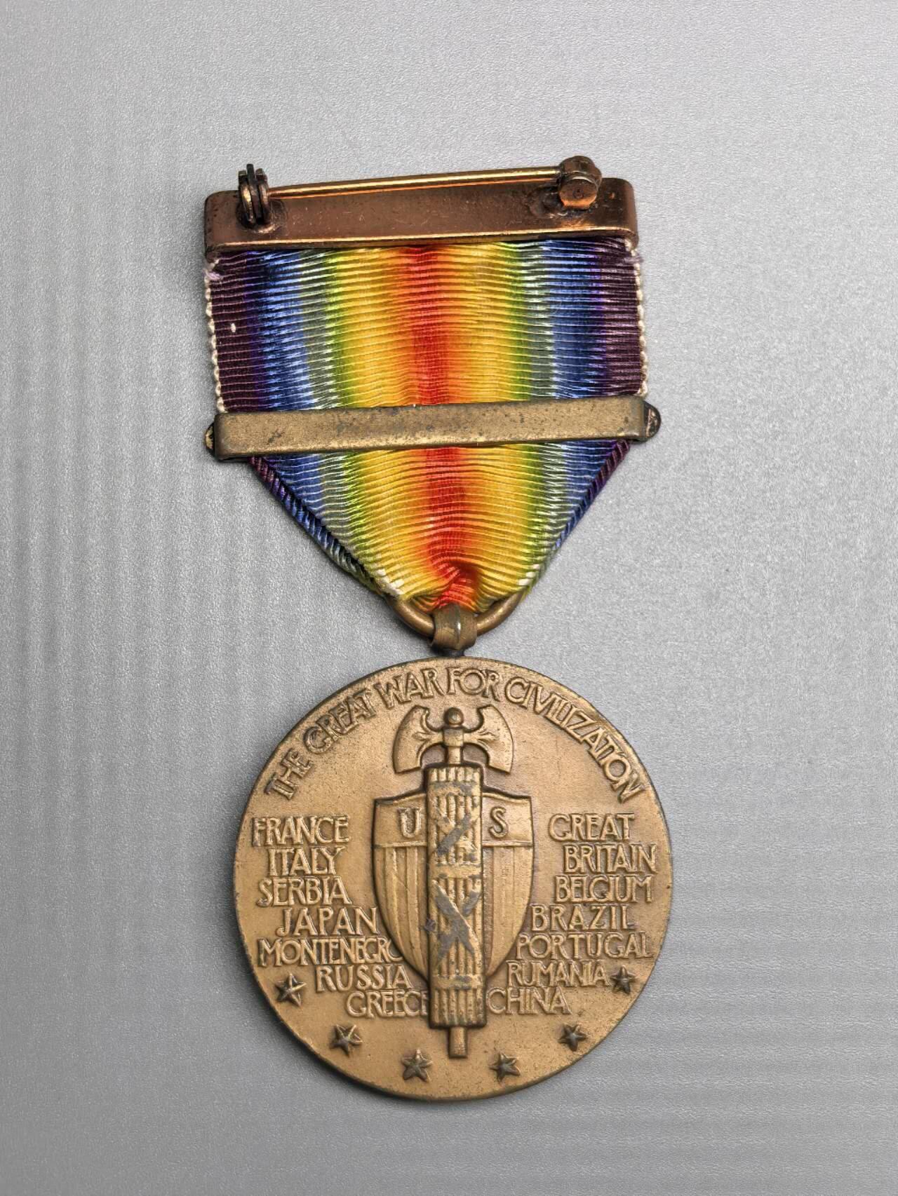 小驴勋章奖章收藏4月11日周六晚六点拍卖（珍爱和平，收藏战争，铭记历史，勿忘国耻，忠党爱国。有偿代拍，送拍规则在简介最后，参拍须阅读规则后再参拍，关系到运费包装发货时效真假辨别等关键信息，拍卖时不再发原图，看大图店主微信码在拍卖店铺介绍里） 美国一战胜利奖章带法国勋饰条