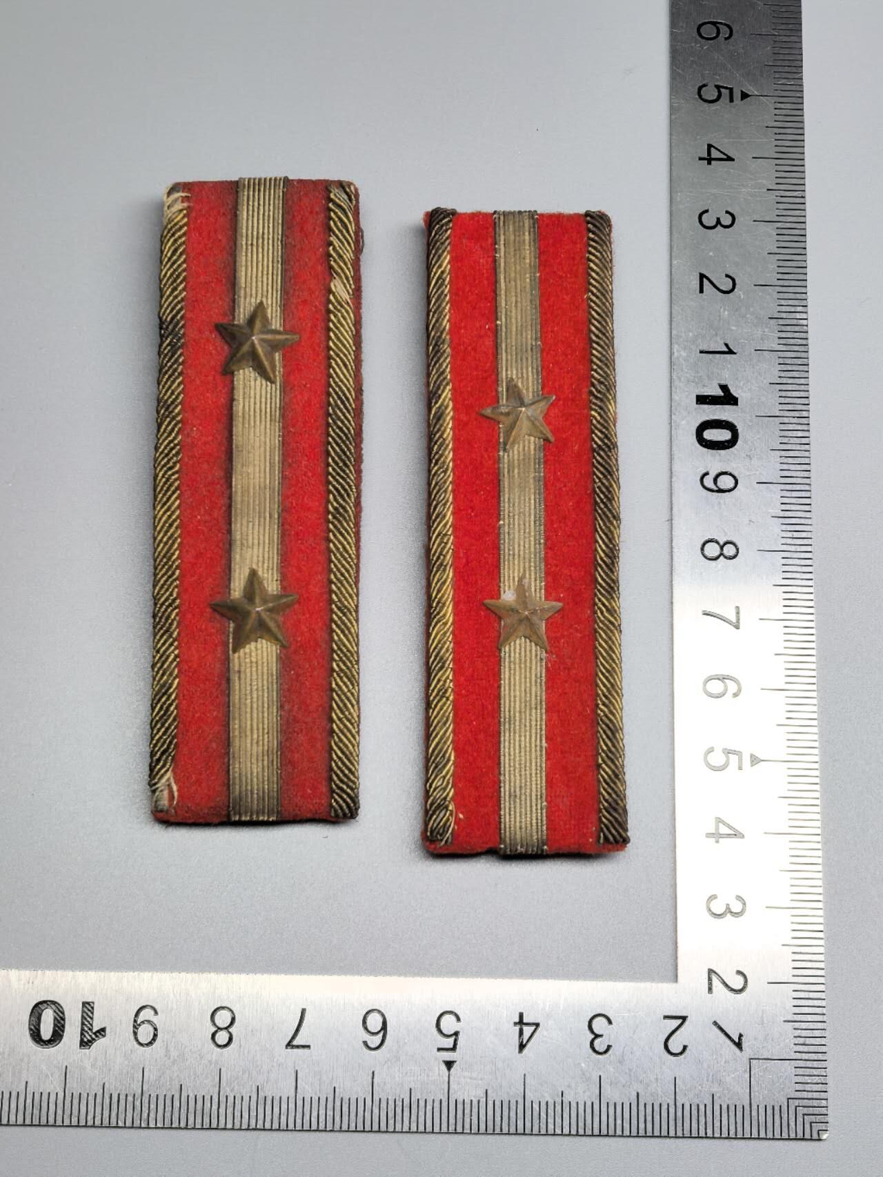 小驴勋章奖章收藏4月11日周六晚六点拍卖（珍爱和平，收藏战争，铭记历史，勿忘国耻，忠党爱国。有偿代拍，送拍规则在简介最后，参拍须阅读规则后再参拍，关系到运费包装发货时效真假辨别等关键信息，拍卖时不再发原图，看大图店主微信码在拍卖店铺介绍里） 柜子肩章一对