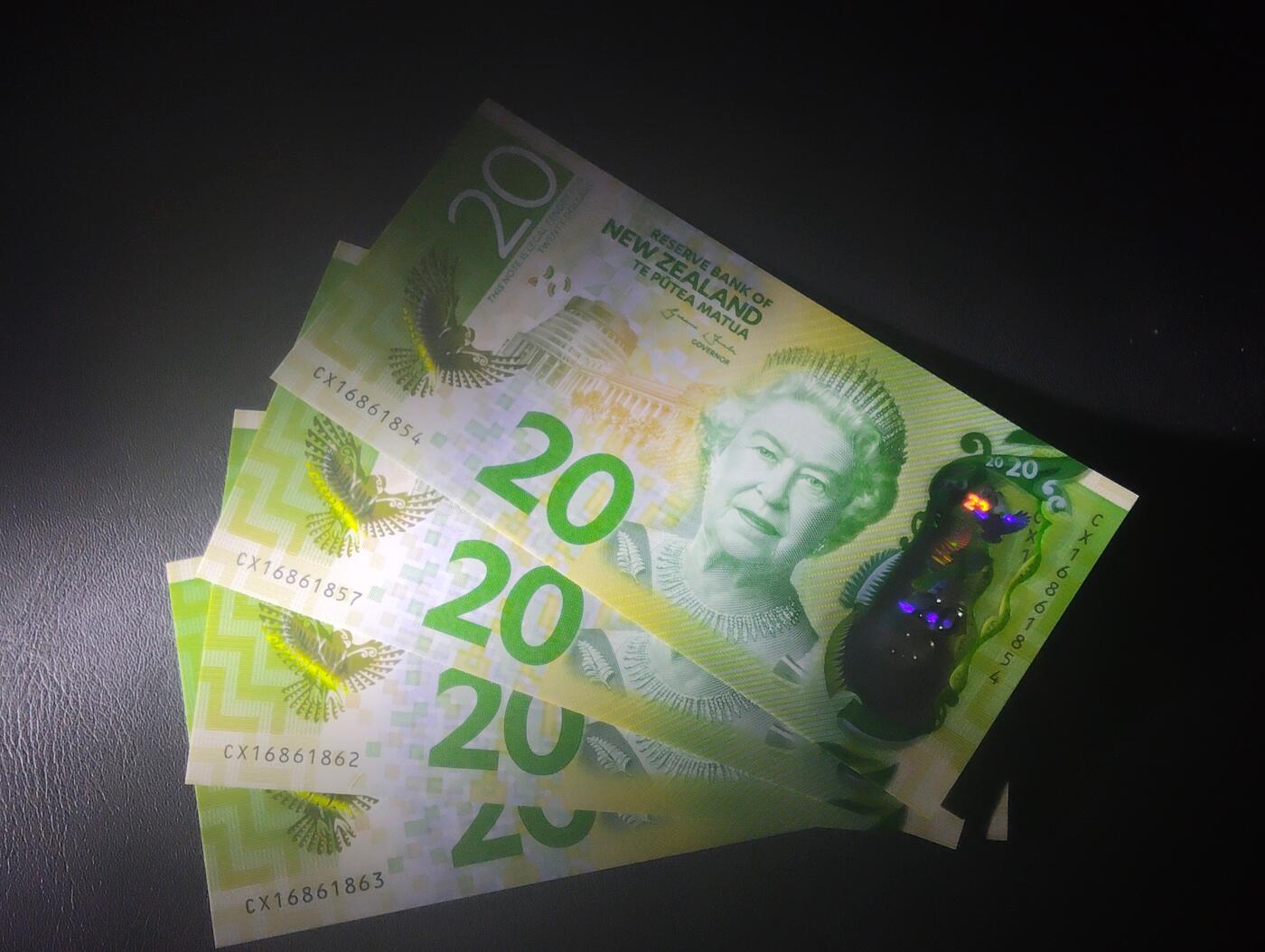 2026四月第二期，总第223期 新西兰2016年20元UNC批量四张 老年女王