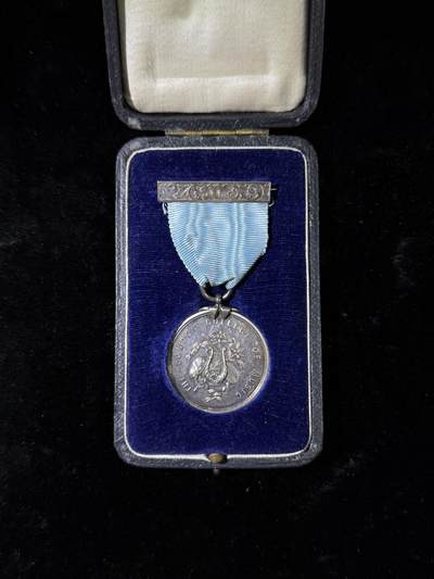 戎马世界章牌大赏第115期 英国西伦敦大学音乐学院钢琴弹奏获奖纪念 章 925银材质，21.3g，实发版：1921年颁发， 带原盒，西伦敦大学音乐学院为英国音乐著名院校，蕾哈娜、碧昂丝、Lady Gaga等著名现代歌手均为该校校友