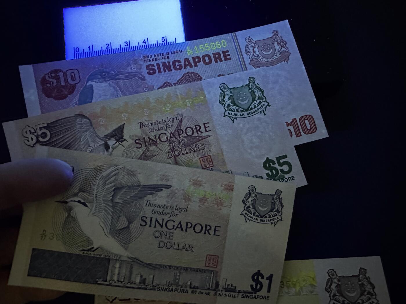 《外钞收藏家》第六百二十六期（精品场）（长期征集拍品、欢迎藏友们联系合作） 新加坡鸟版1/5/10/20元4张小套（UNC品相不多见了，除了1其他全程无47） 	UNC 有轻微潮