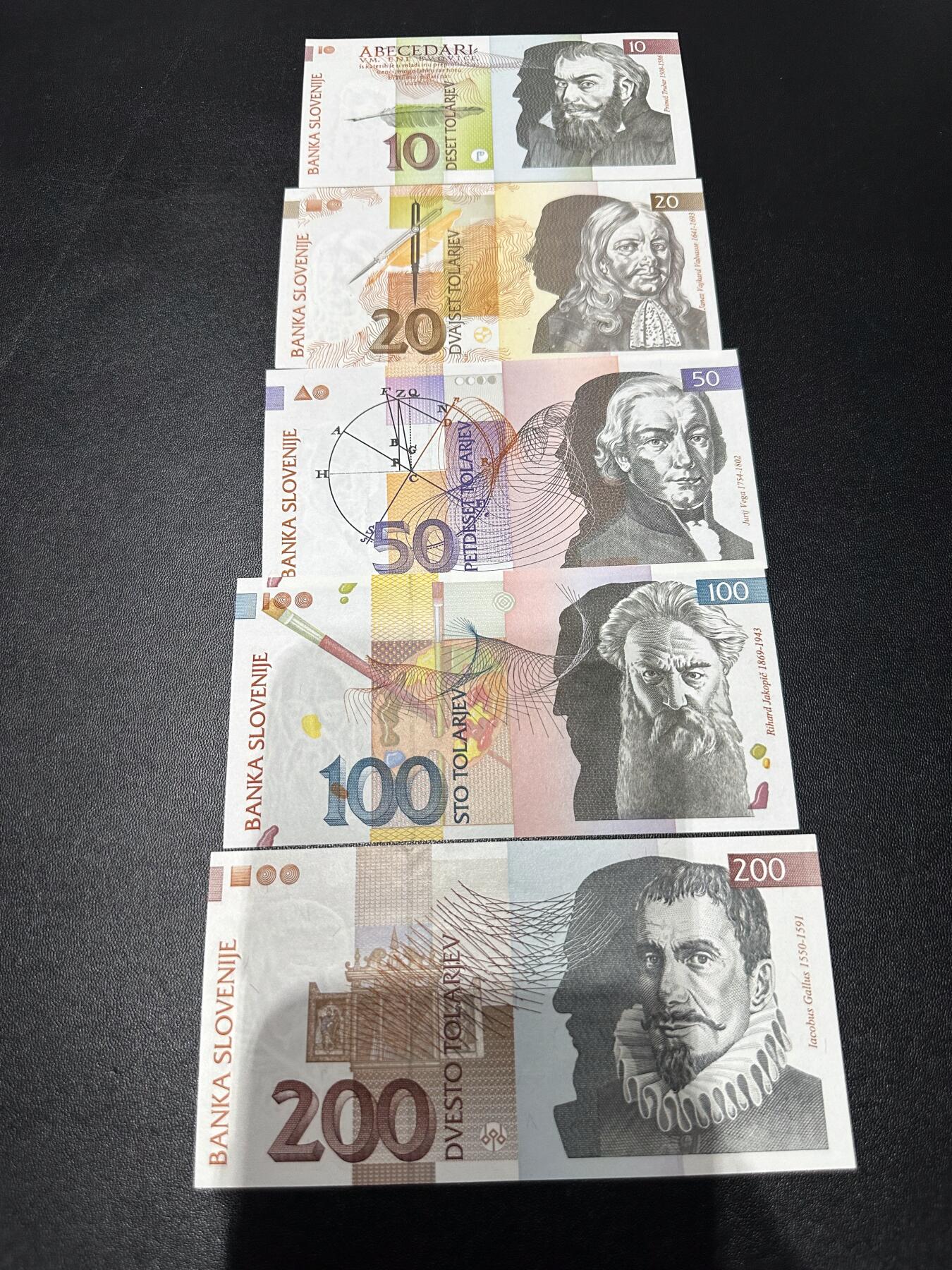 《外钞收藏家》第六百二十六期（精品场）（长期征集拍品、欢迎藏友们联系合作） 斯洛文尼亚1992-2004年10/20/50/100/200托拉尔5张（200是音乐题材纸币）	UNC