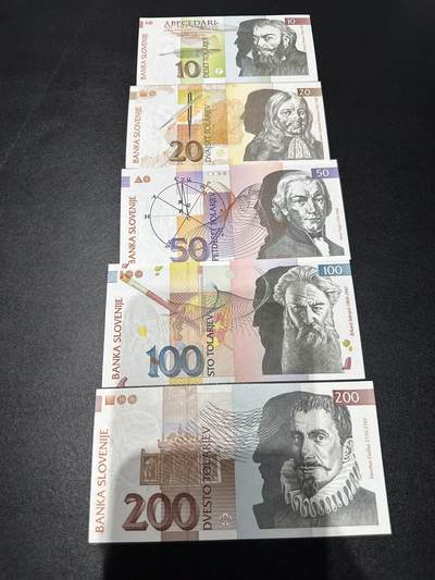《外钞收藏家》第六百二十六期（精品场）（长期征集拍品、欢迎藏友们联系合作） - 斯洛文尼亚1992-2004年10/20/50/100/200托拉尔5张（200是音乐题材纸币）	UNC