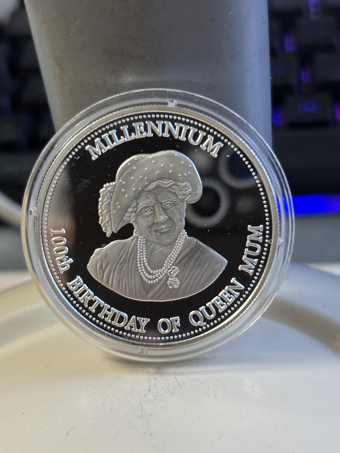 第197期拍卖 赞比亚2000年皇太后千禧年纪念银币，925银，20克，有氧化