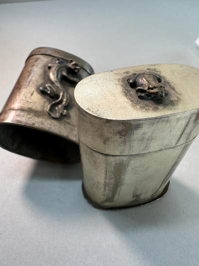 清-民国-建国｜老铜器专场.伍 民国老白铜双侧高浮雕螭龙蛙钮多层腰圆形铜烟丝盒