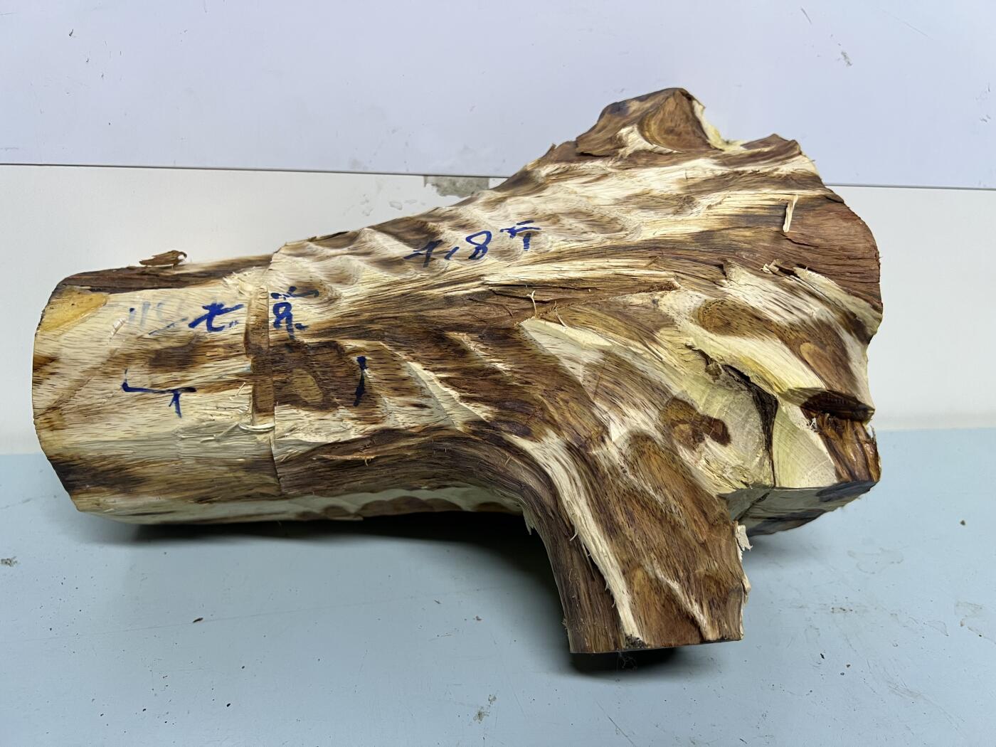 零元拍：  海南黄花梨紫梨大黑线树头，高油高密，重约4.6近。尺寸约90/260/145MM