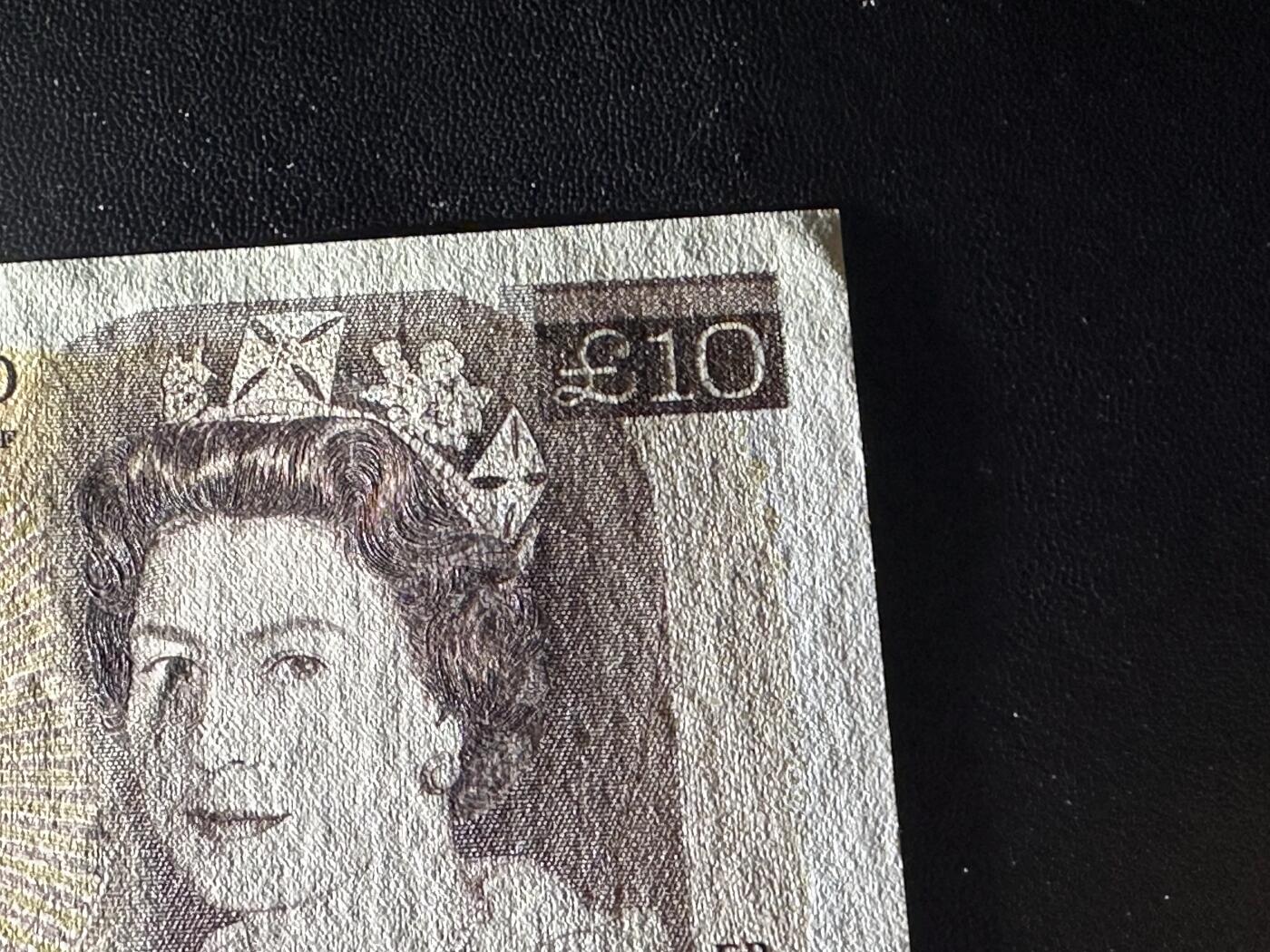 《外钞收藏家》第六百二十六期（精品场）（长期征集拍品、欢迎藏友们联系合作） 英国D序列10镑 全新 有个叫疑似轻微不绝