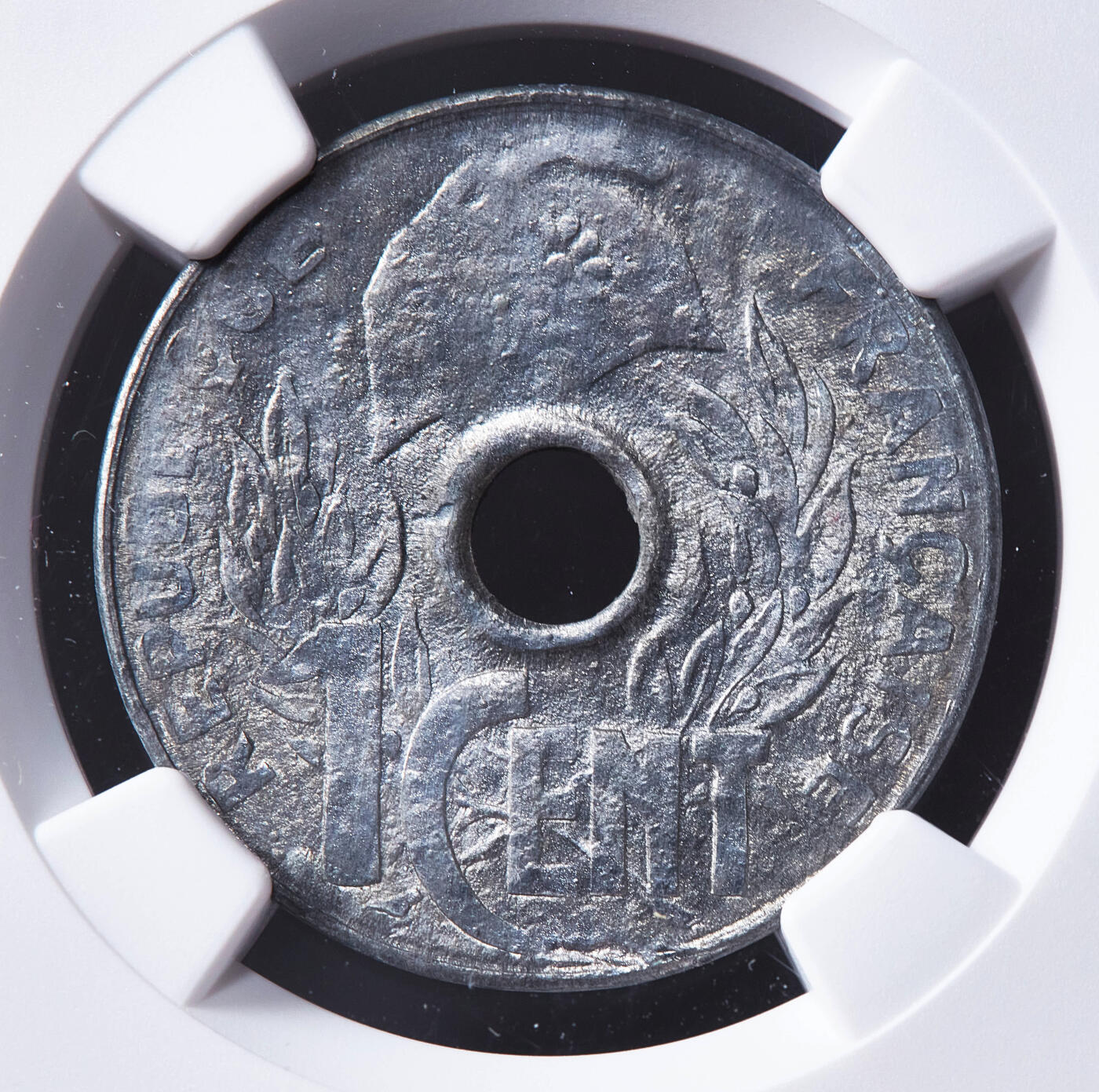 【俄甄集藏】满园春色-2026年(051)04-22星期三 晚 19:30 全场包邮 法属印度支那1941年帽圈版中孔1分锌币，NGC MS63，MS状态难得