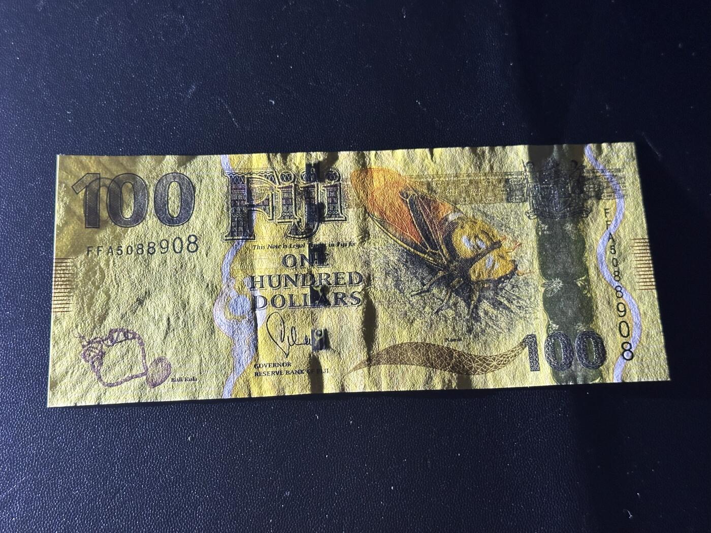 《外钞收藏家》第六百二十六期（精品场）（长期征集拍品、欢迎藏友们联系合作） 斐济100元 首发冠 全新UNC AU品相 金马号