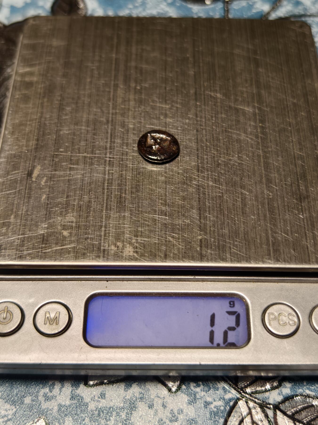 抚柳草堂-第二十四期章牌钱币  奖章勋章 满百包邮 放漏专场 三佛齐王国末期至满者伯夷王国早期打制小银币 1.2g重 正面有檀香花徽记，背面爪哇岛文，面值1 Unit或称Masa